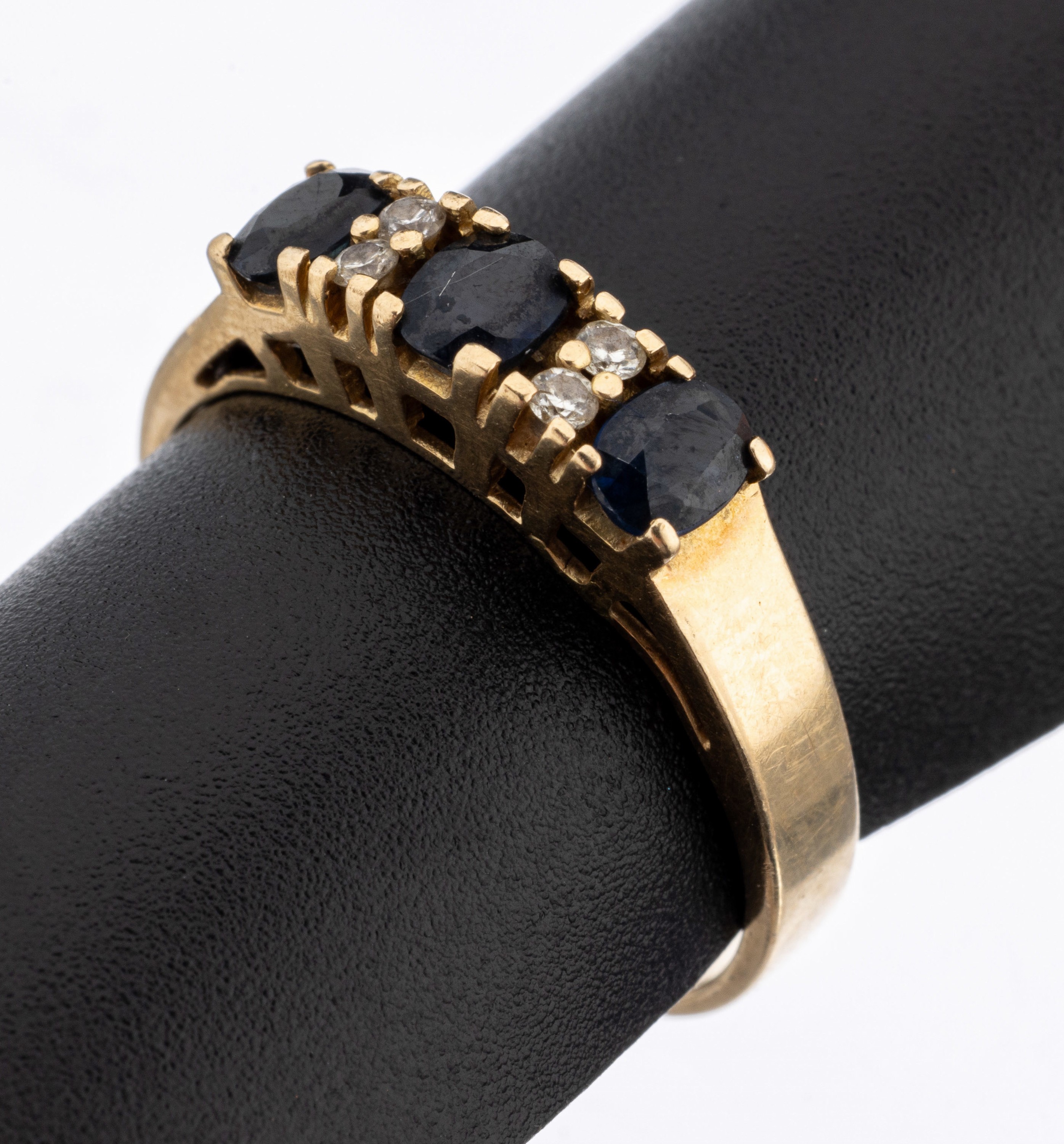 14 kt Gold Saphir-Brillant-Ring, GG 585/000, 3 kl. ovalfacett. Saphire, 4 kl. Brillanten, RW 54, ca. 2.8 g