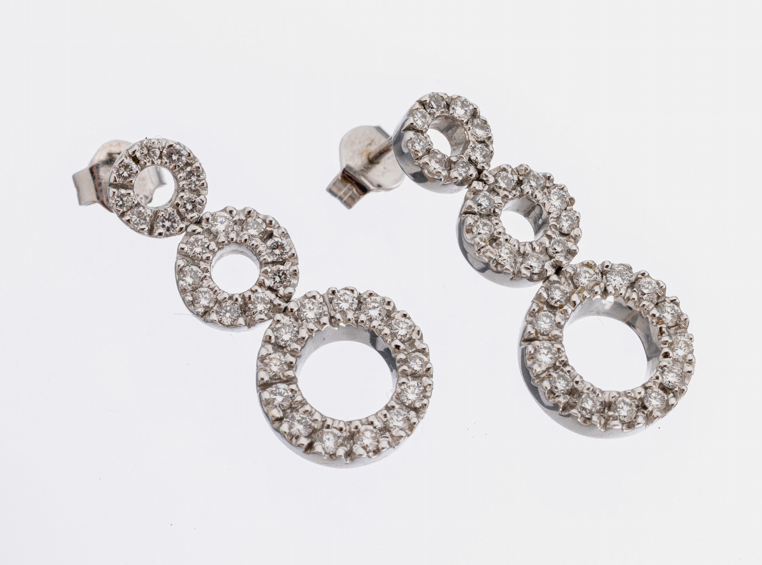 18 kt Gold Brillant-Ohrstecker, WG 750/000,runde Elemente, 60 Brillanten zus. ca. 1.16 ct feines Weiß-Weiß/vs-si, bewegl. gearbeitet,ca. 10.5 g