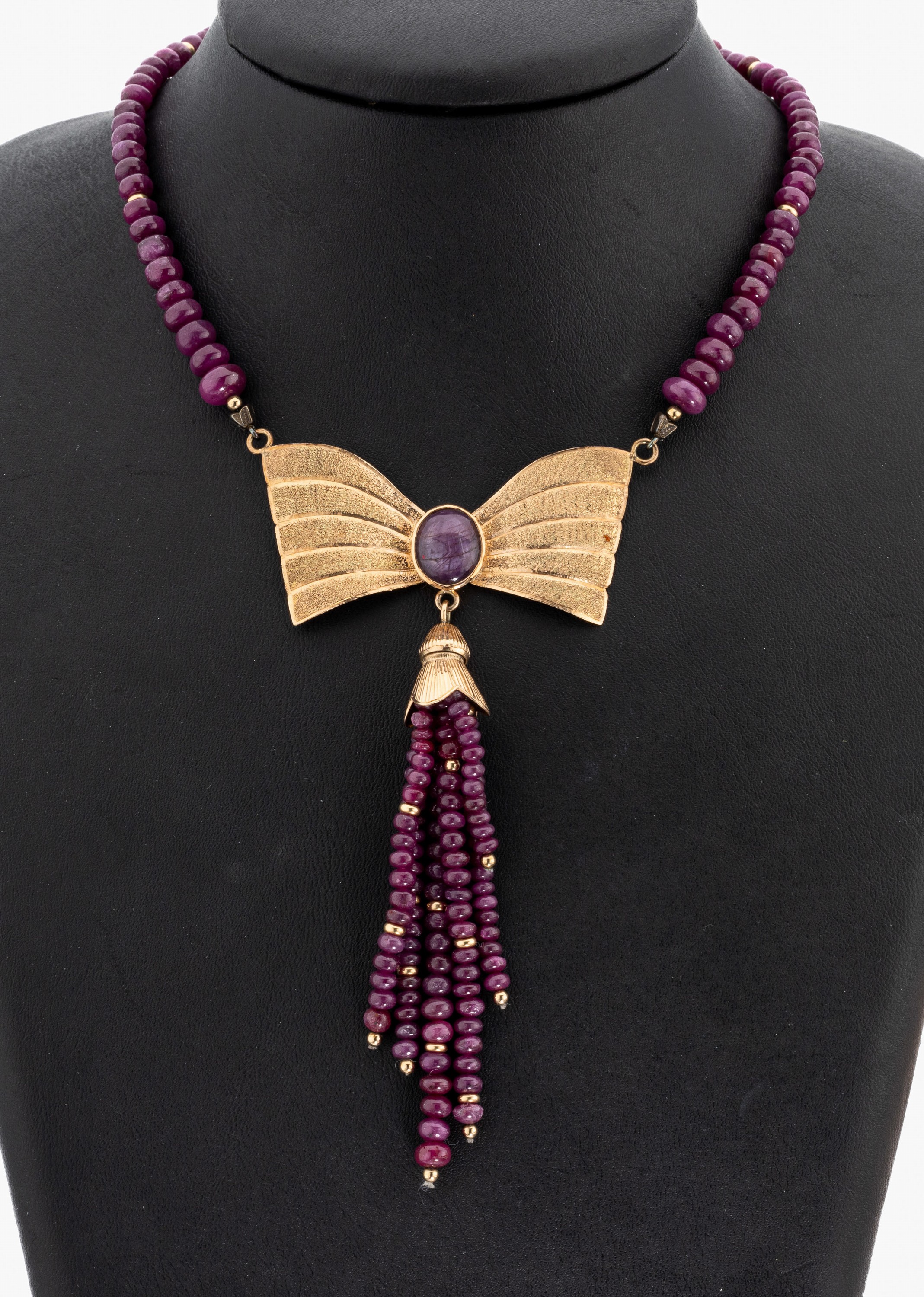 14 kt Gold Rubin-Collier, GG 585/000, Mittelteil schleifenf., mit ovalem Rubin- Cabochon, Kette und bewegl. Abhängung aus Rubin-Linsen, L. ca. 50 ...