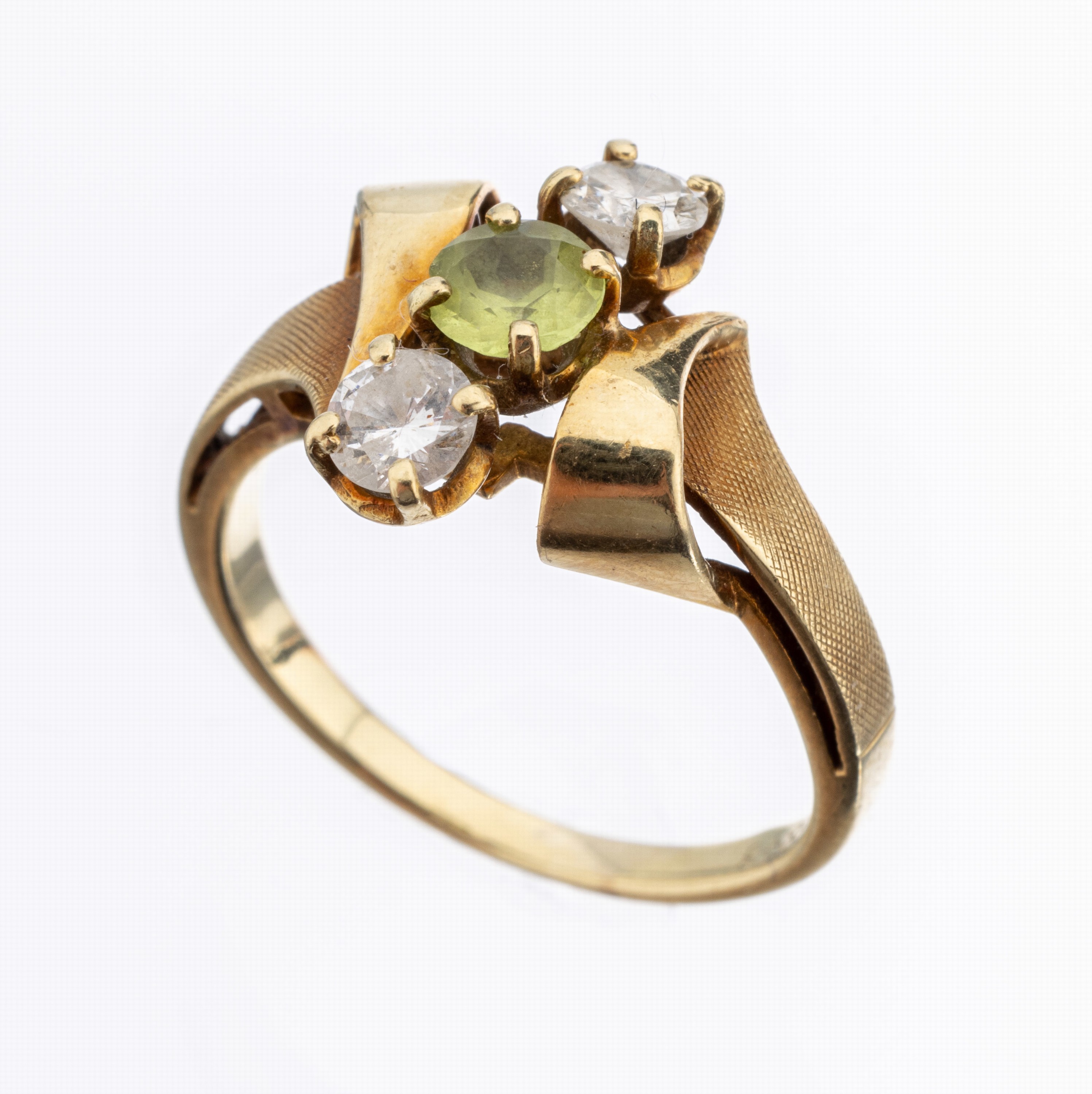 14 kt Gold Brillant-Peridot-Ring, GG 585/000, part. sat., 2 Brillanten zus. ca. 0.40 ct Weiß/p, 1 rundfacett. Peridot ca. 0.25 ct, RW 52, ca. 3.3 g
