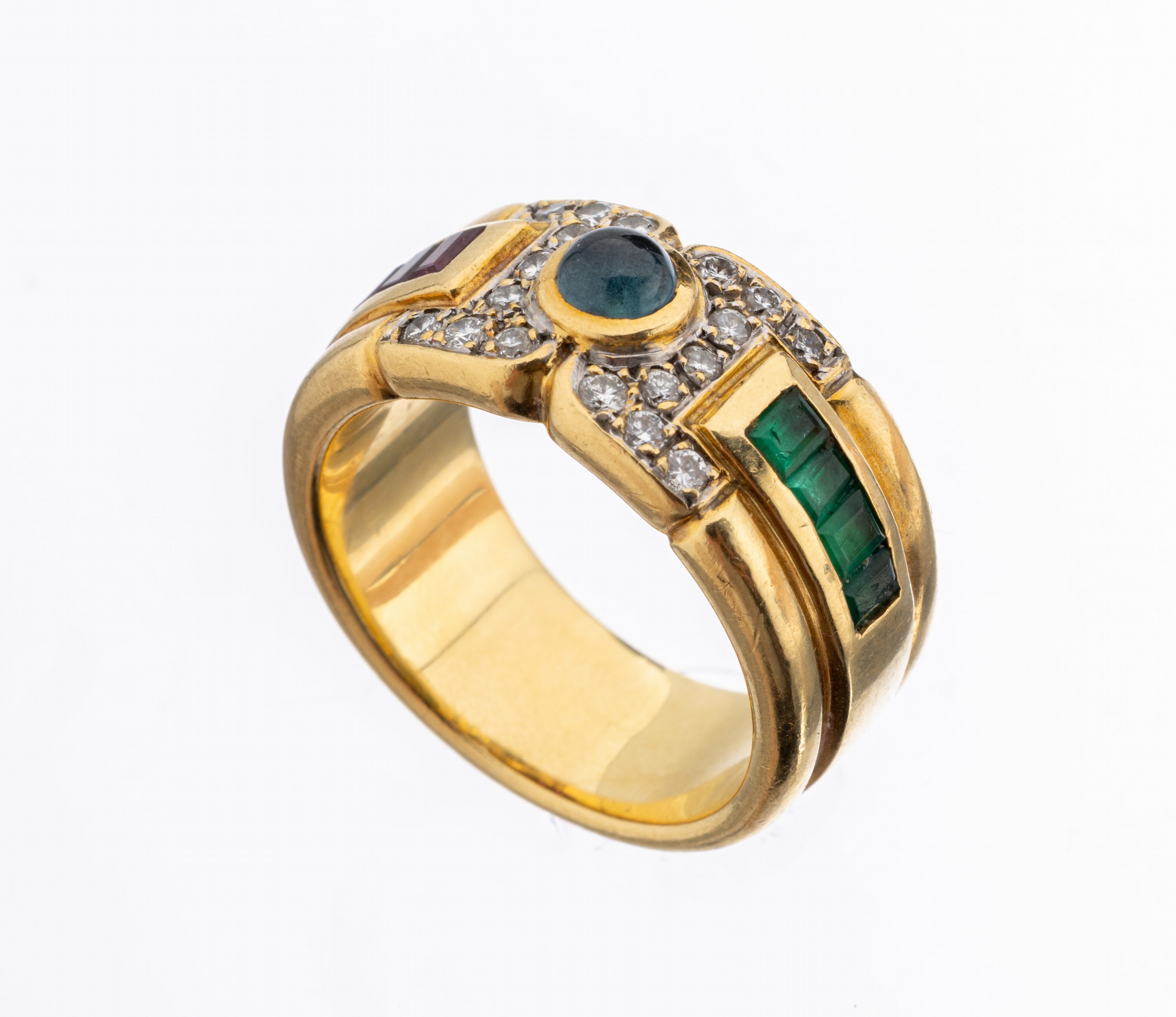 18 kt Gold Farbstein-Brillant-Ring, GG 750/000, 4 Smaragd-Carrees zus. ca. 0.20 ct, 4 Rubin-Carrees zus. ca. 0.25 ct, 1 kl. Saphir-Cabochon, 18 ...
