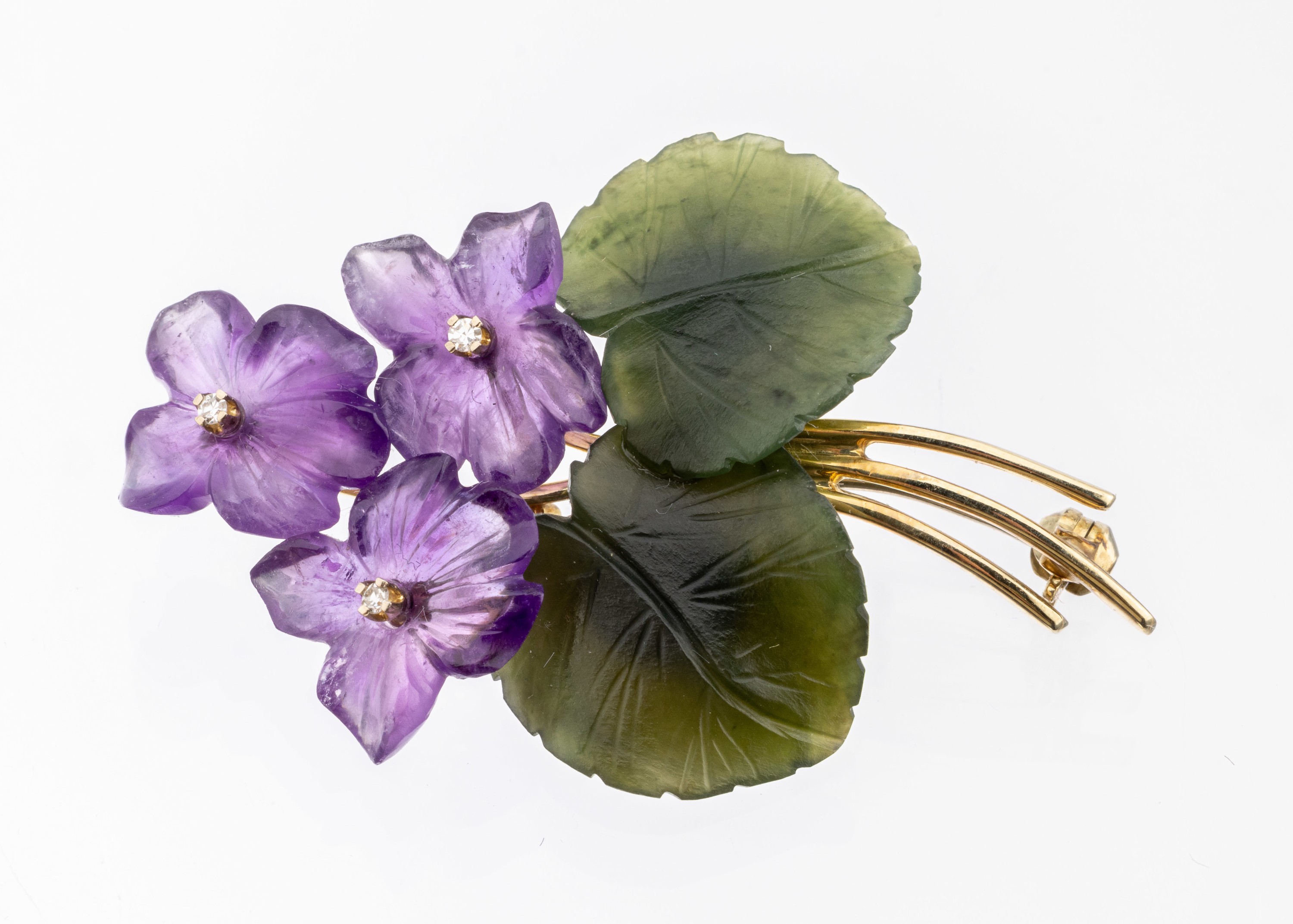 14 kt Gold Veilchen-Brosche, 1950er Jahre, GG 585/000, Blätter geschnitten aus Nephrit, Blüten aus geschnittenen Amethysten, kl. 8/8- Diamanten, ...