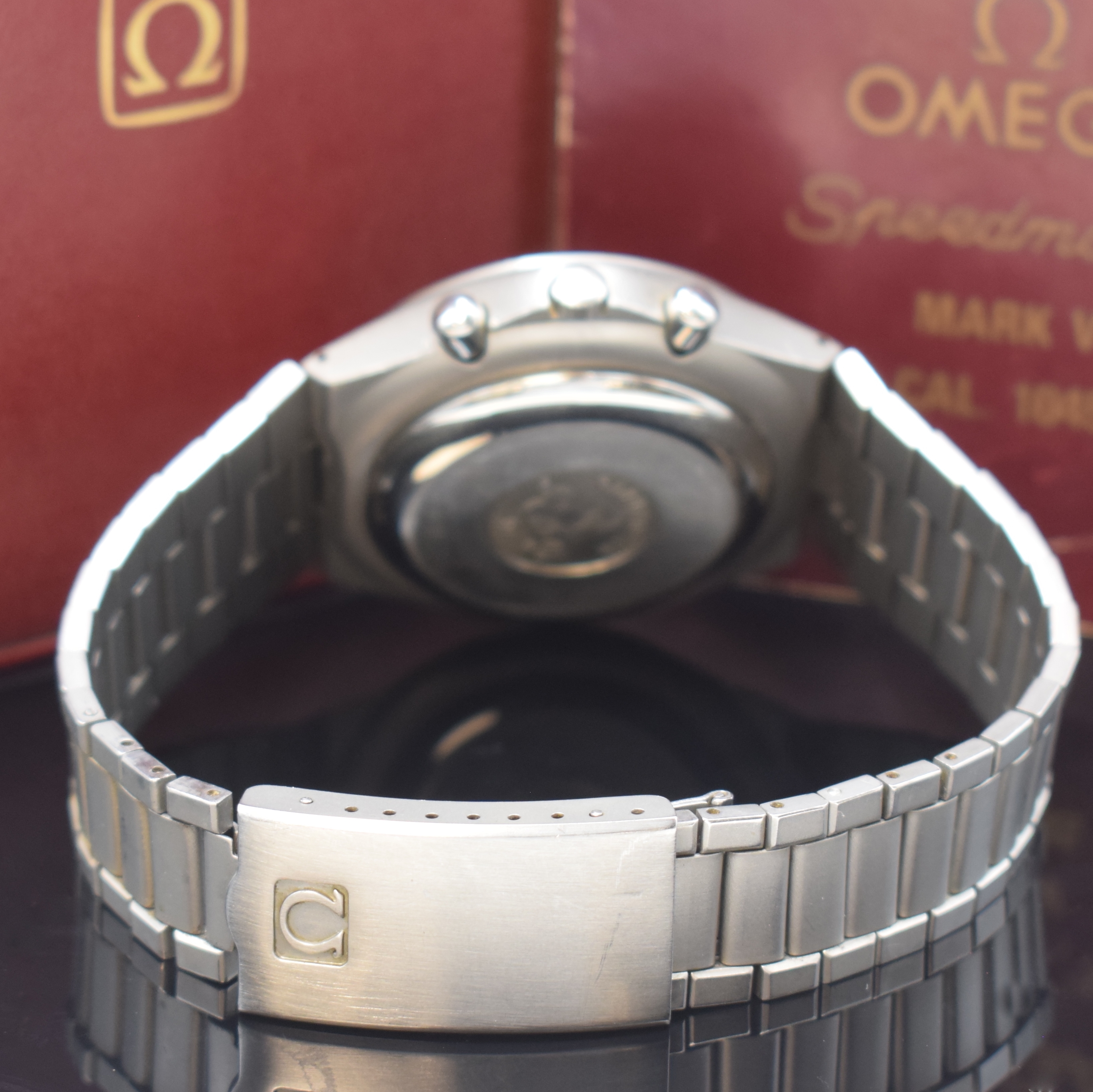 Detail b: OMEGA Armbandchronograph Speedmaster Mark V Referenz 376.0806, Schweiz um 1984, Automatik, Edelstahlgeh. inkl. Gliederband m. Faltschl., Boden ...
