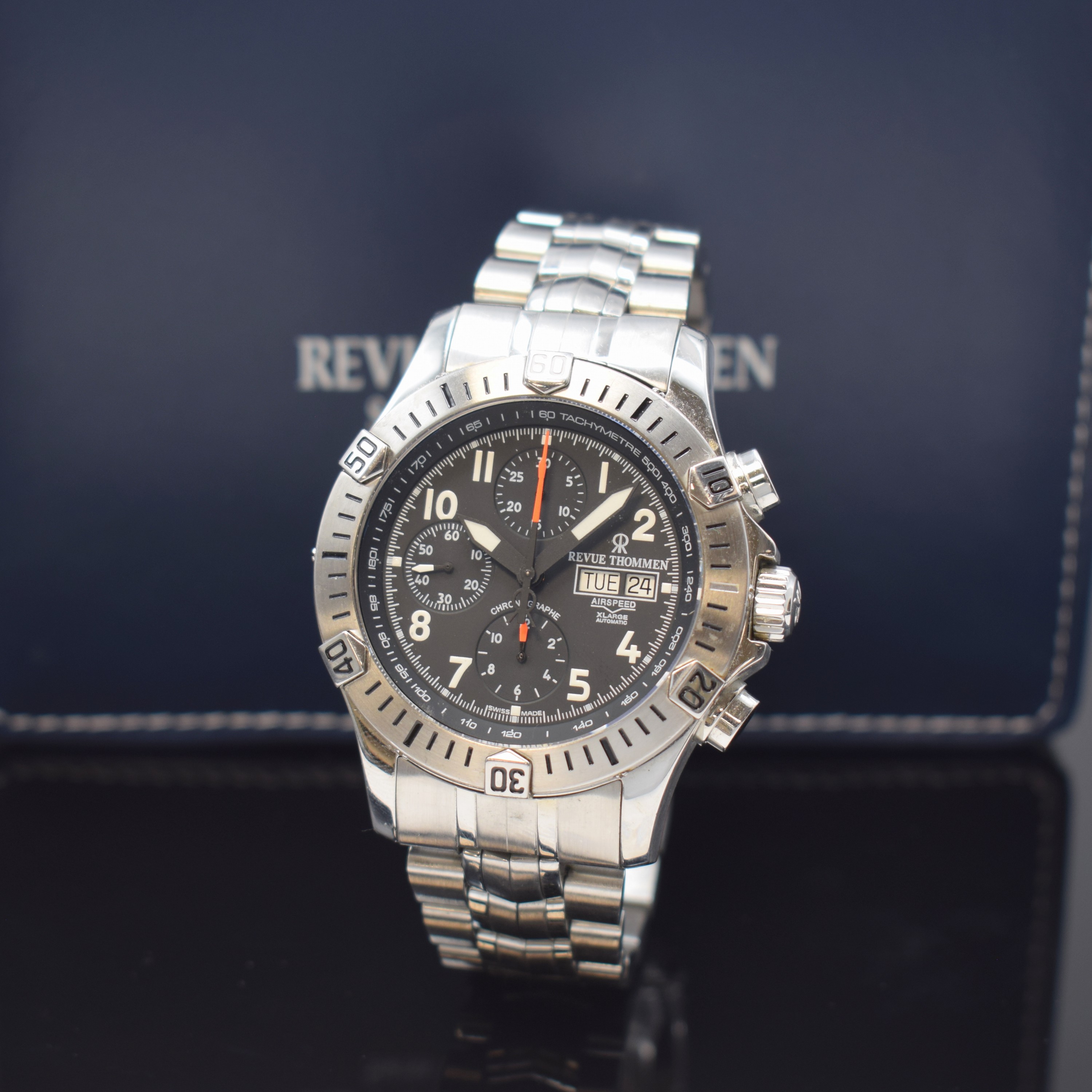 REVUE THOMMEN Airspeed - X Large Armbandchronograph in Stahl Referenz 16071.6, Schweiz um 2015, Automatik, beids. vergl. Geh. inkl. Gliederband m. ...