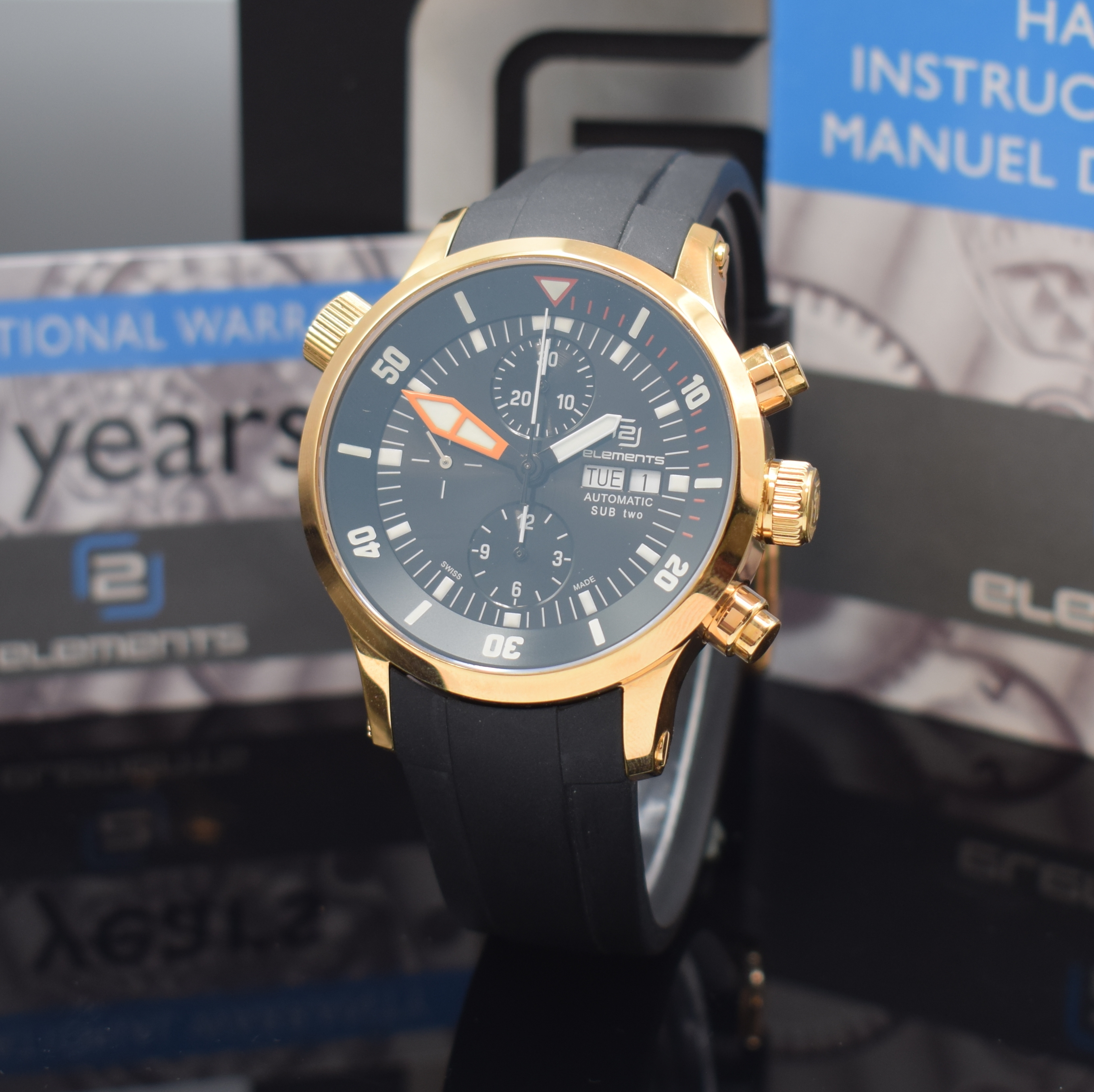 2 ELEMENTS Sub Two Herrenchronograph, Schweiz um 2020, Automatik, verg. Geh. beids. vergl., Kautschukband m. orig. Dornschl., Boden 8-fach verschr., ...