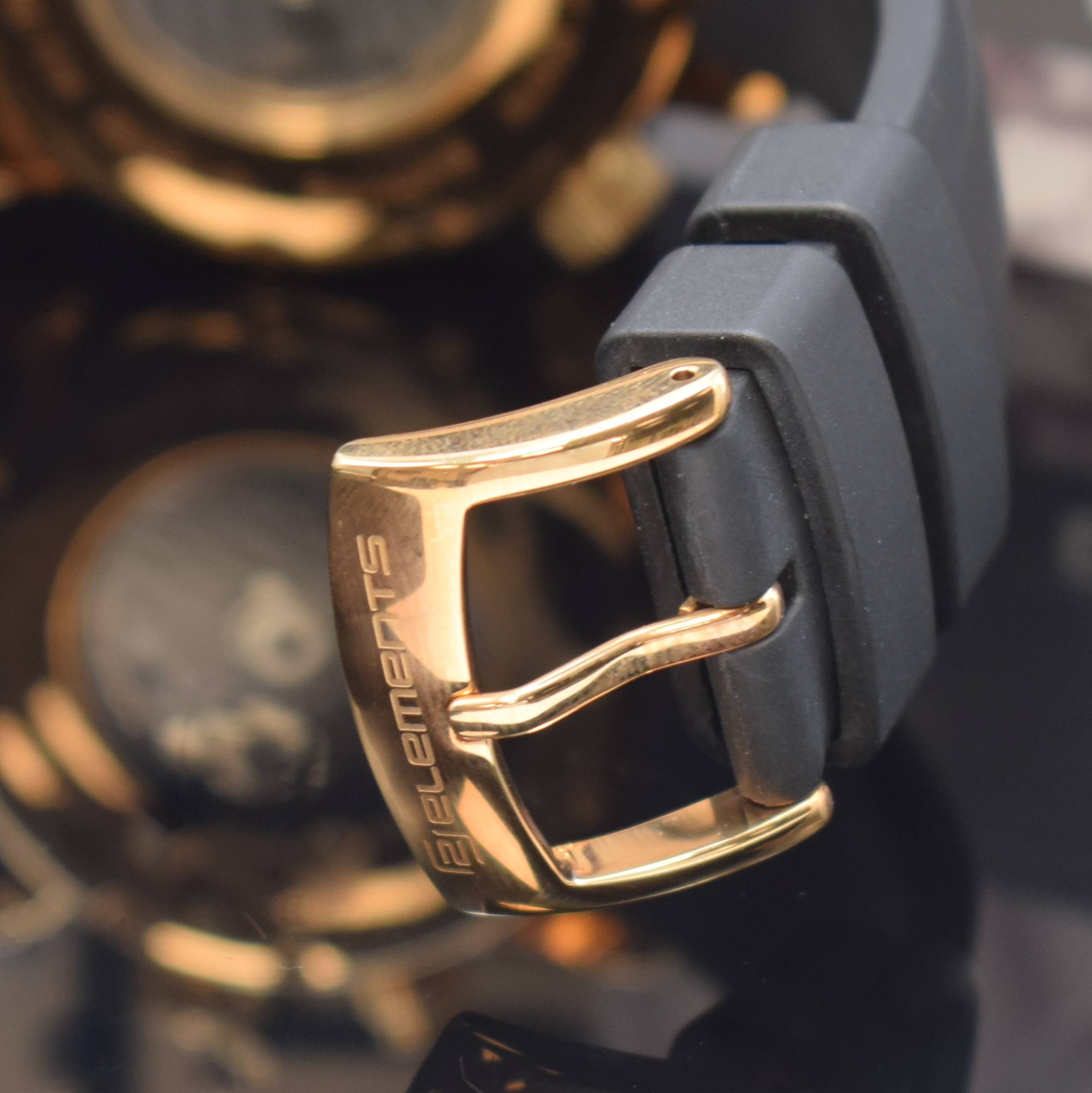 Detail b: 2 ELEMENTS Sub Two Herrenchronograph, Schweiz um 2020, Automatik, verg. Geh. beids. vergl., Kautschukband m. orig. Dornschl., Boden 8-fach verschr., ...