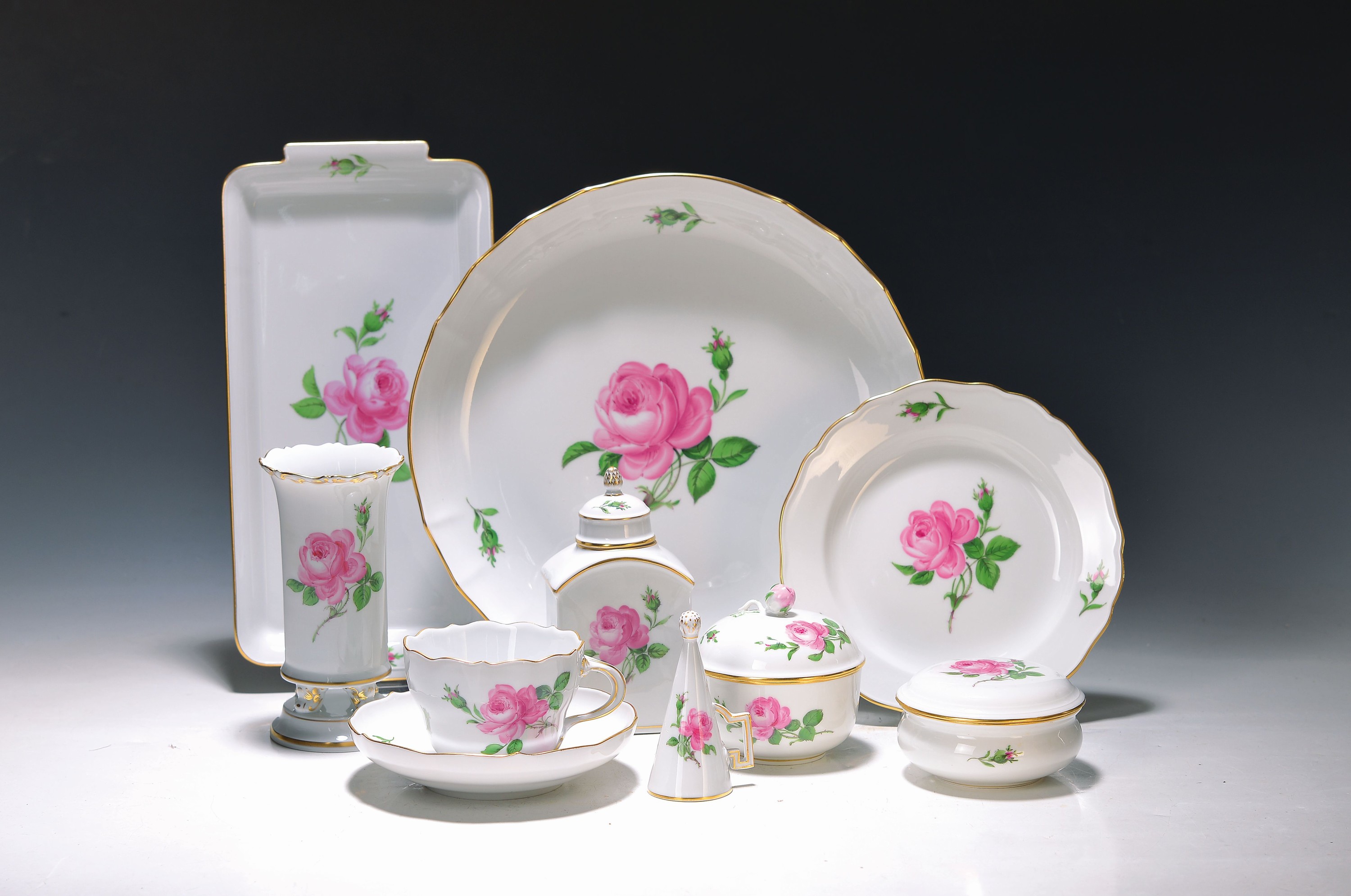Service, Meissen, Rote Rose, 2. Wahl, 4 Tassen mit Untertassen, 2 Teetassen mit Untertassen, 6 Dessertteller, Kuchenschale, Milchkännchen, ...