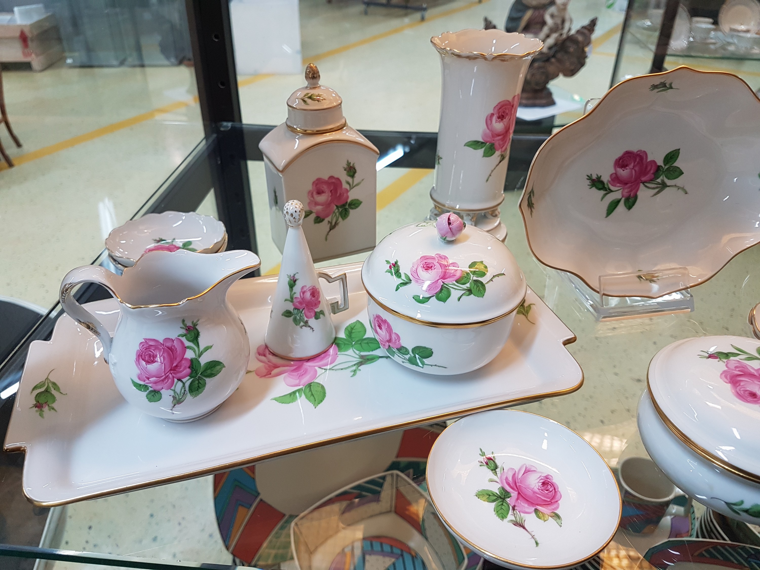 Detail a: Service, Meissen, Rote Rose, 2. Wahl, 4 Tassen mit Untertassen, 2 Teetassen mit Untertassen, 6 Dessertteller, Kuchenschale, Milchkännchen, ...