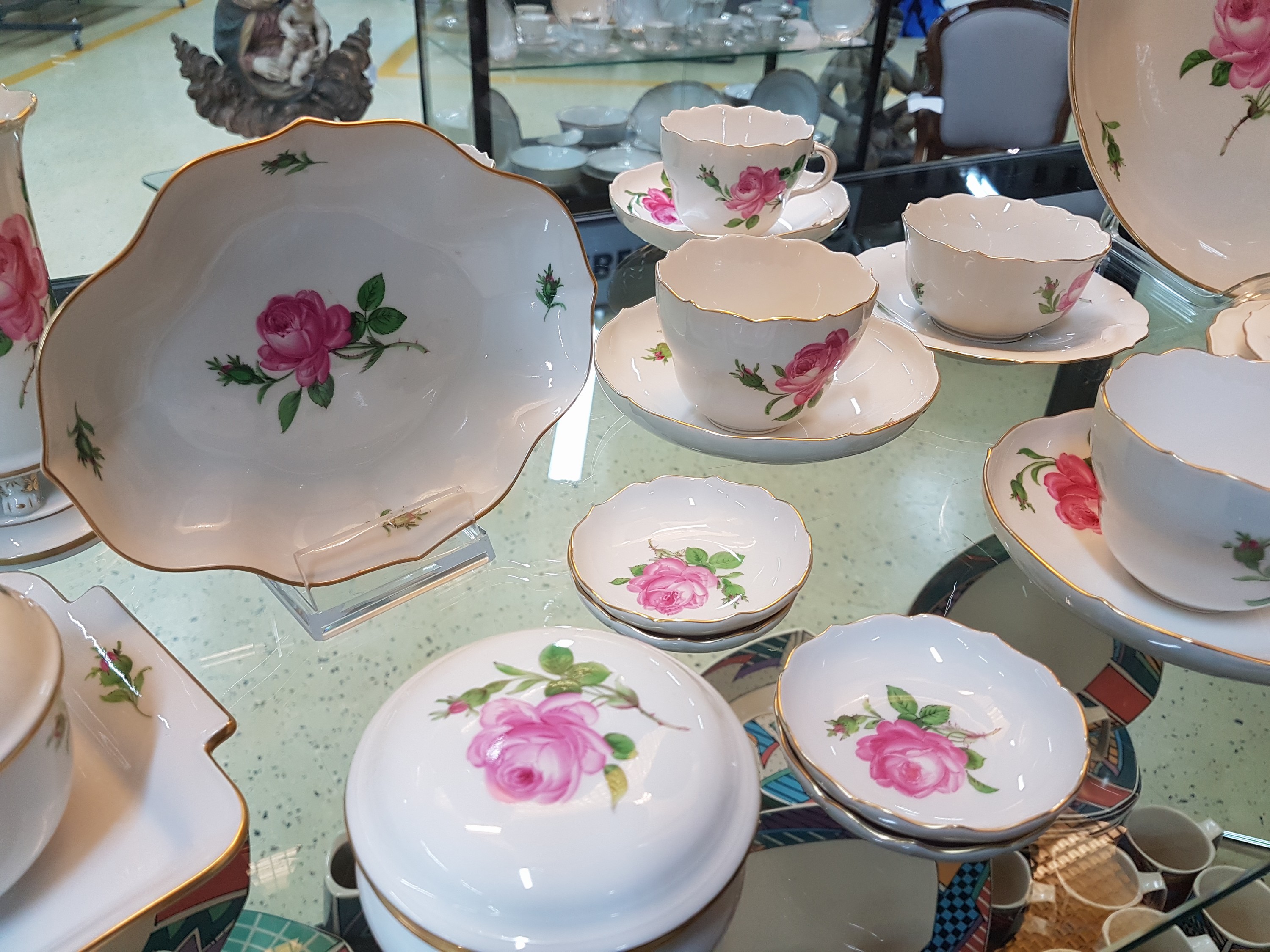 Detail b: Service, Meissen, Rote Rose, 2. Wahl, 4 Tassen mit Untertassen, 2 Teetassen mit Untertassen, 6 Dessertteller, Kuchenschale, Milchkännchen, ...