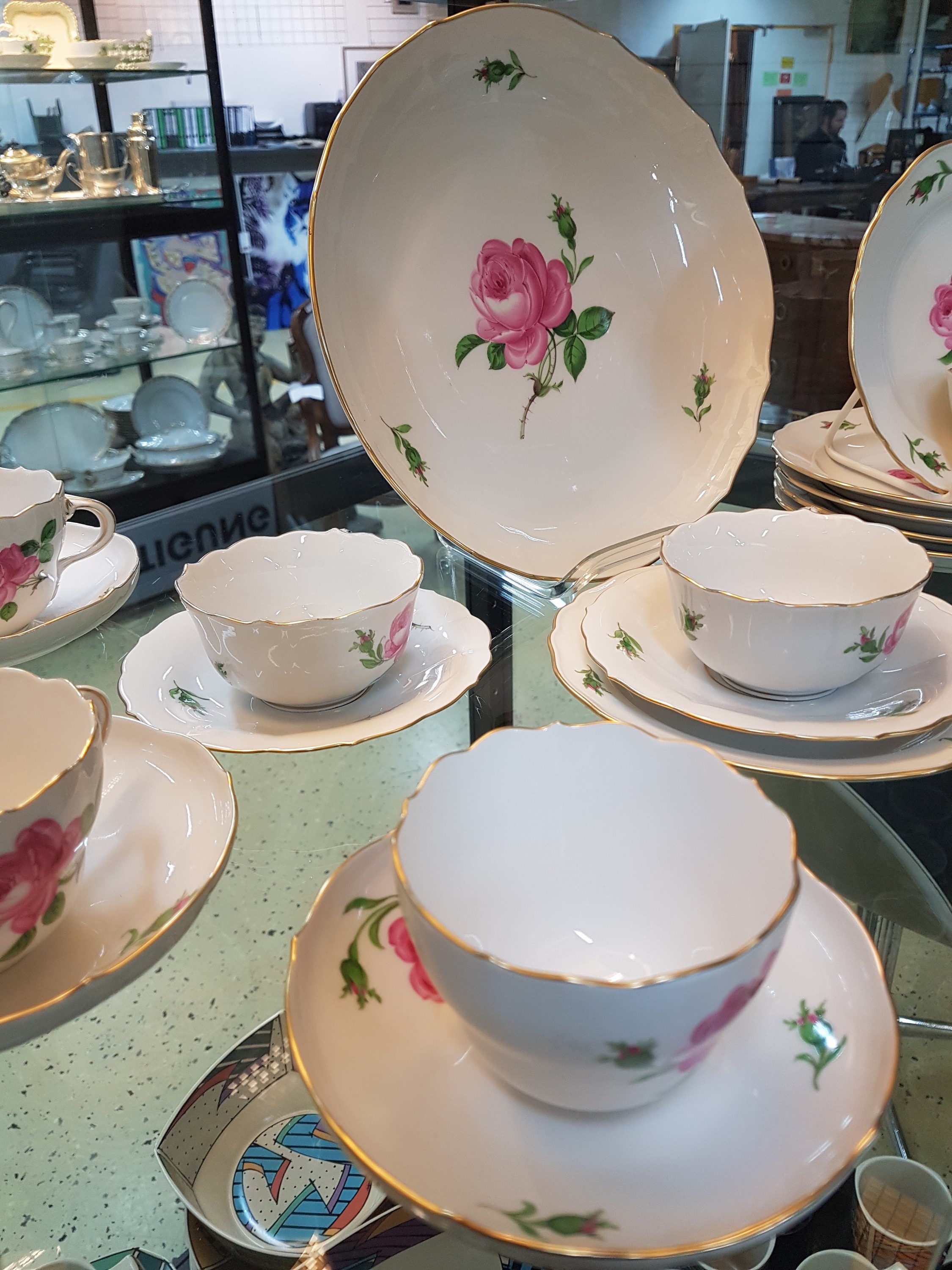 Detail c: Service, Meissen, Rote Rose, 2. Wahl, 4 Tassen mit Untertassen, 2 Teetassen mit Untertassen, 6 Dessertteller, Kuchenschale, Milchkännchen, ...