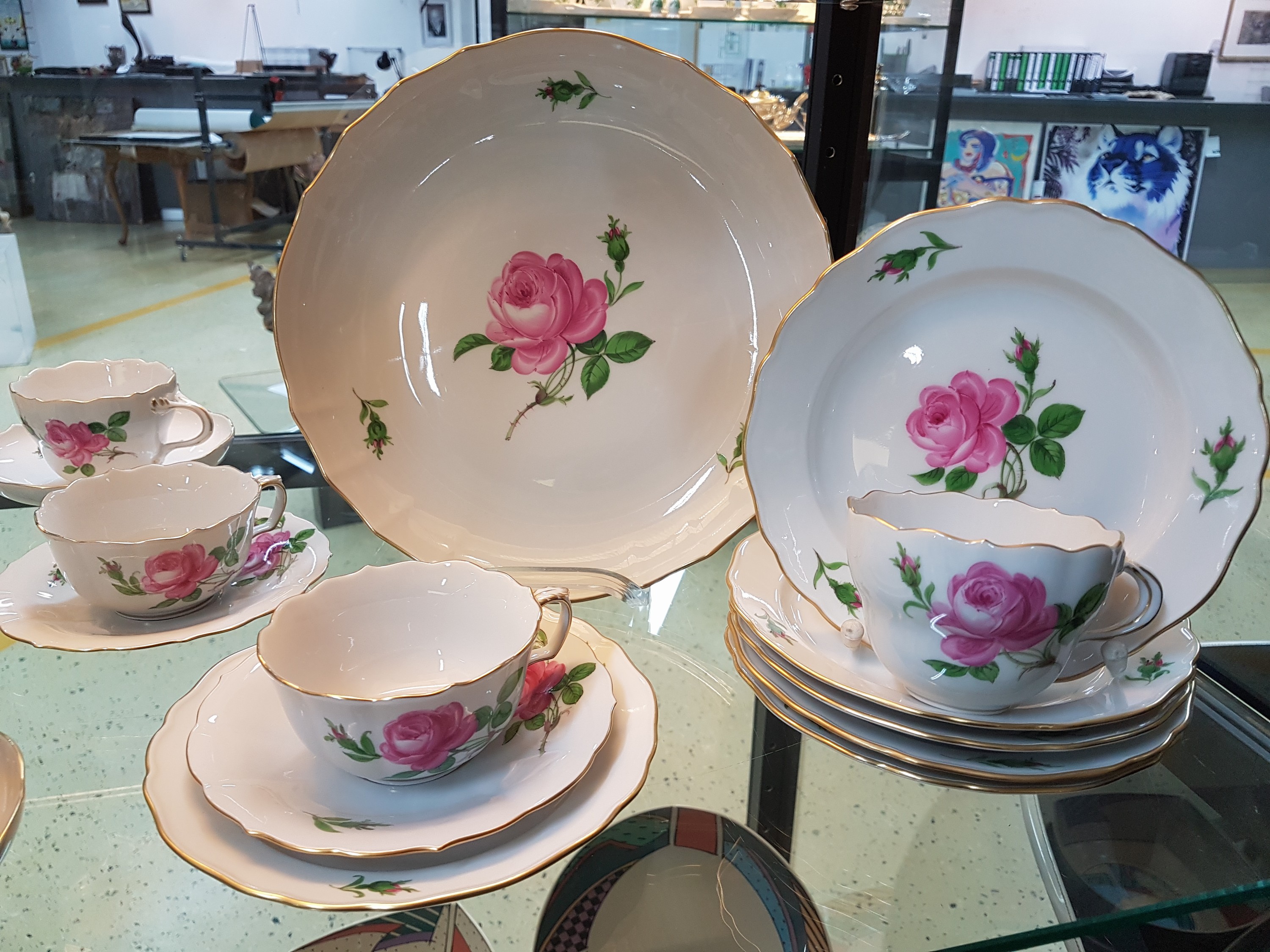 Detail d: Service, Meissen, Rote Rose, 2. Wahl, 4 Tassen mit Untertassen, 2 Teetassen mit Untertassen, 6 Dessertteller, Kuchenschale, Milchkännchen, ...