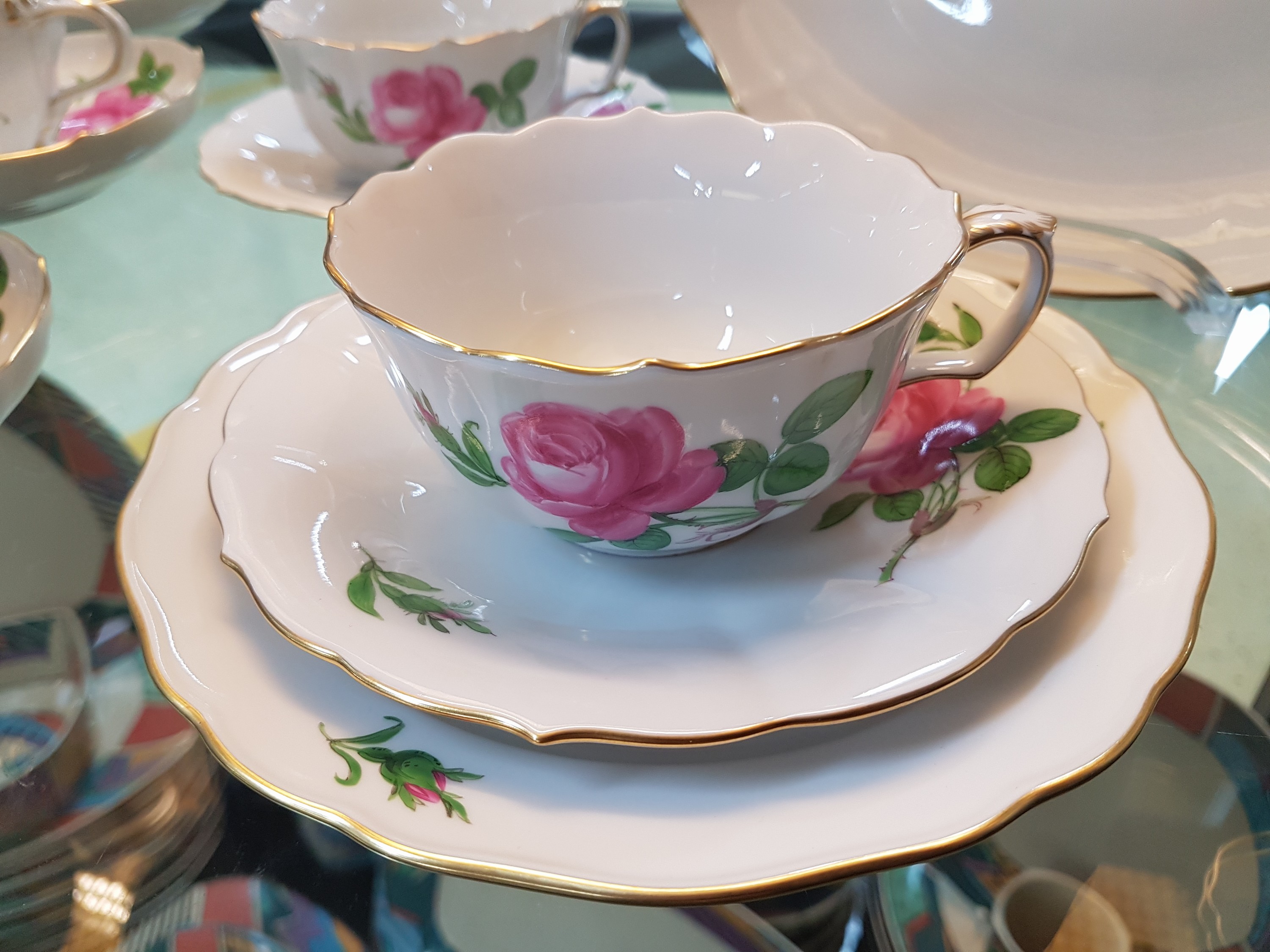 Detail e: Service, Meissen, Rote Rose, 2. Wahl, 4 Tassen mit Untertassen, 2 Teetassen mit Untertassen, 6 Dessertteller, Kuchenschale, Milchkännchen, ...