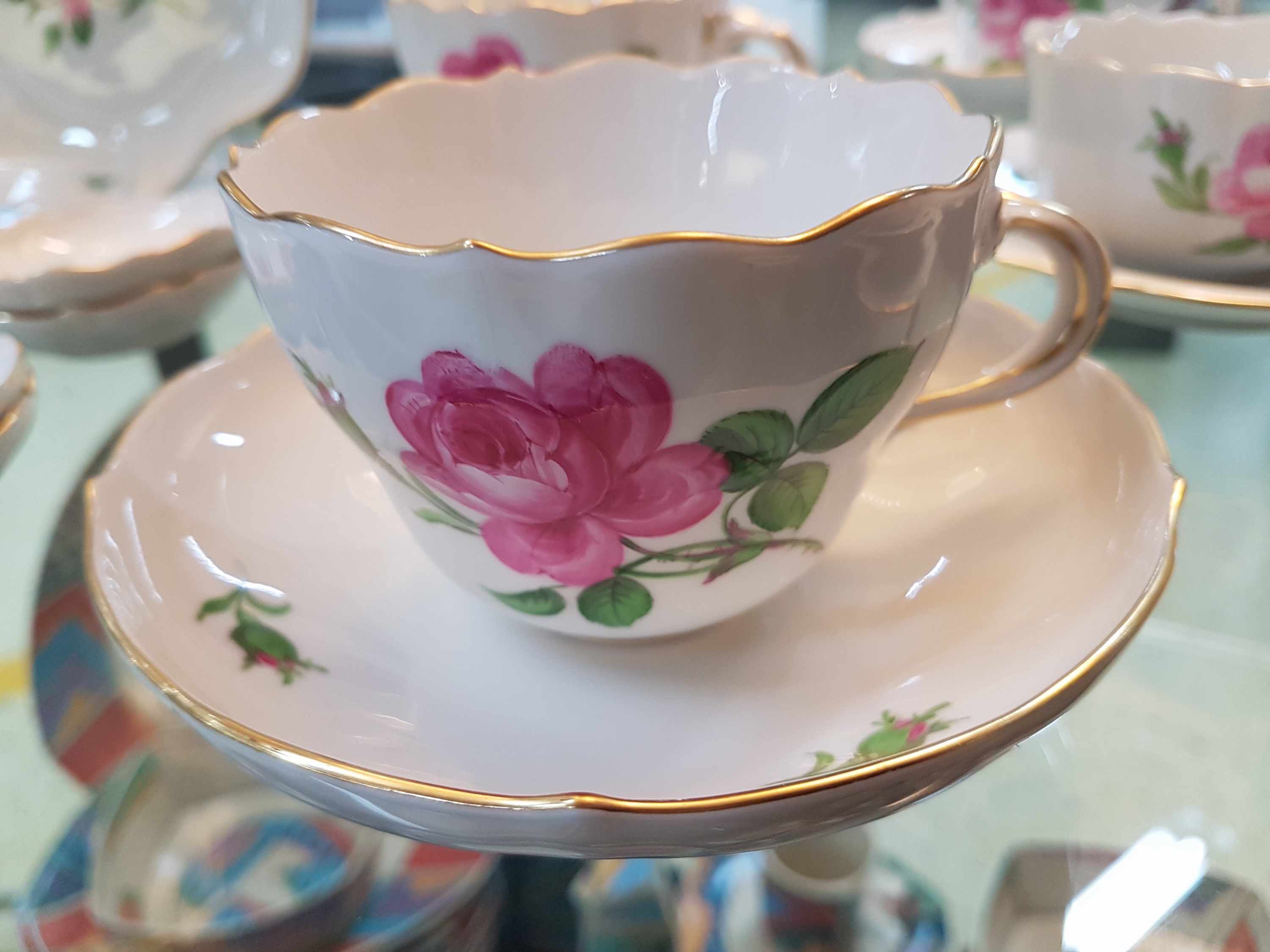 Detail f: Service, Meissen, Rote Rose, 2. Wahl, 4 Tassen mit Untertassen, 2 Teetassen mit Untertassen, 6 Dessertteller, Kuchenschale, Milchkännchen, ...