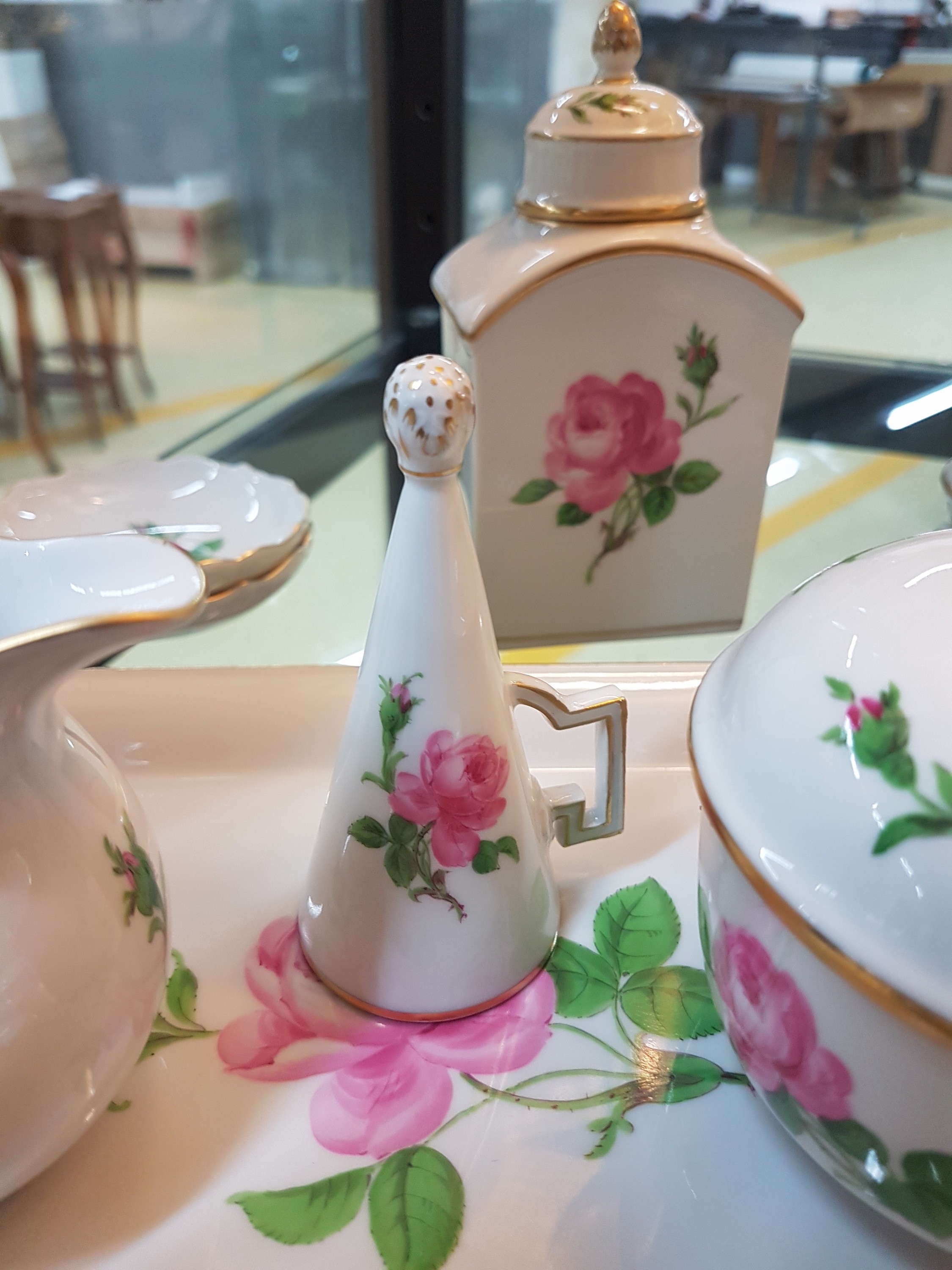 Detail g: Service, Meissen, Rote Rose, 2. Wahl, 4 Tassen mit Untertassen, 2 Teetassen mit Untertassen, 6 Dessertteller, Kuchenschale, Milchkännchen, ...