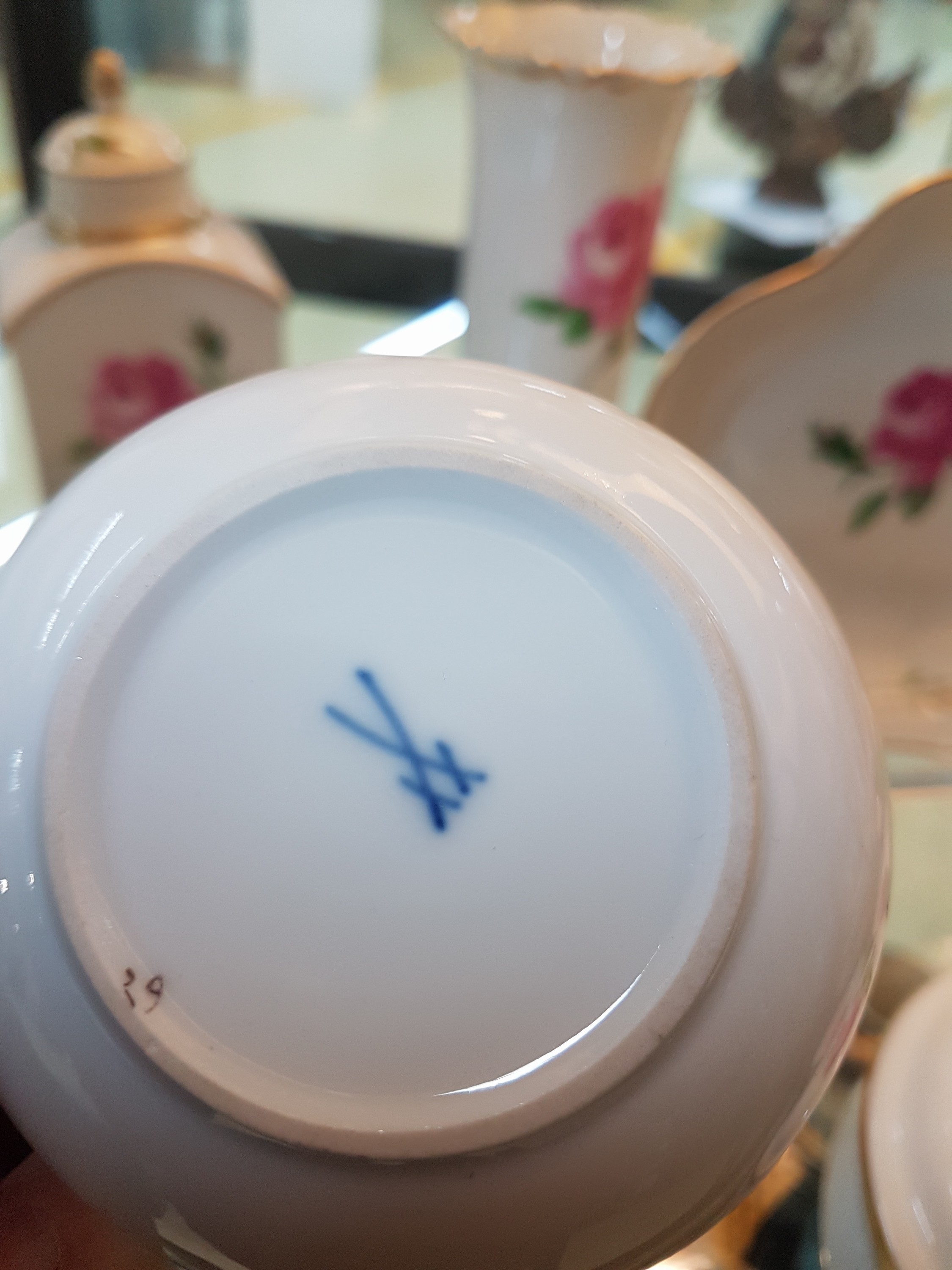 Detail h: Service, Meissen, Rote Rose, 2. Wahl, 4 Tassen mit Untertassen, 2 Teetassen mit Untertassen, 6 Dessertteller, Kuchenschale, Milchkännchen, ...