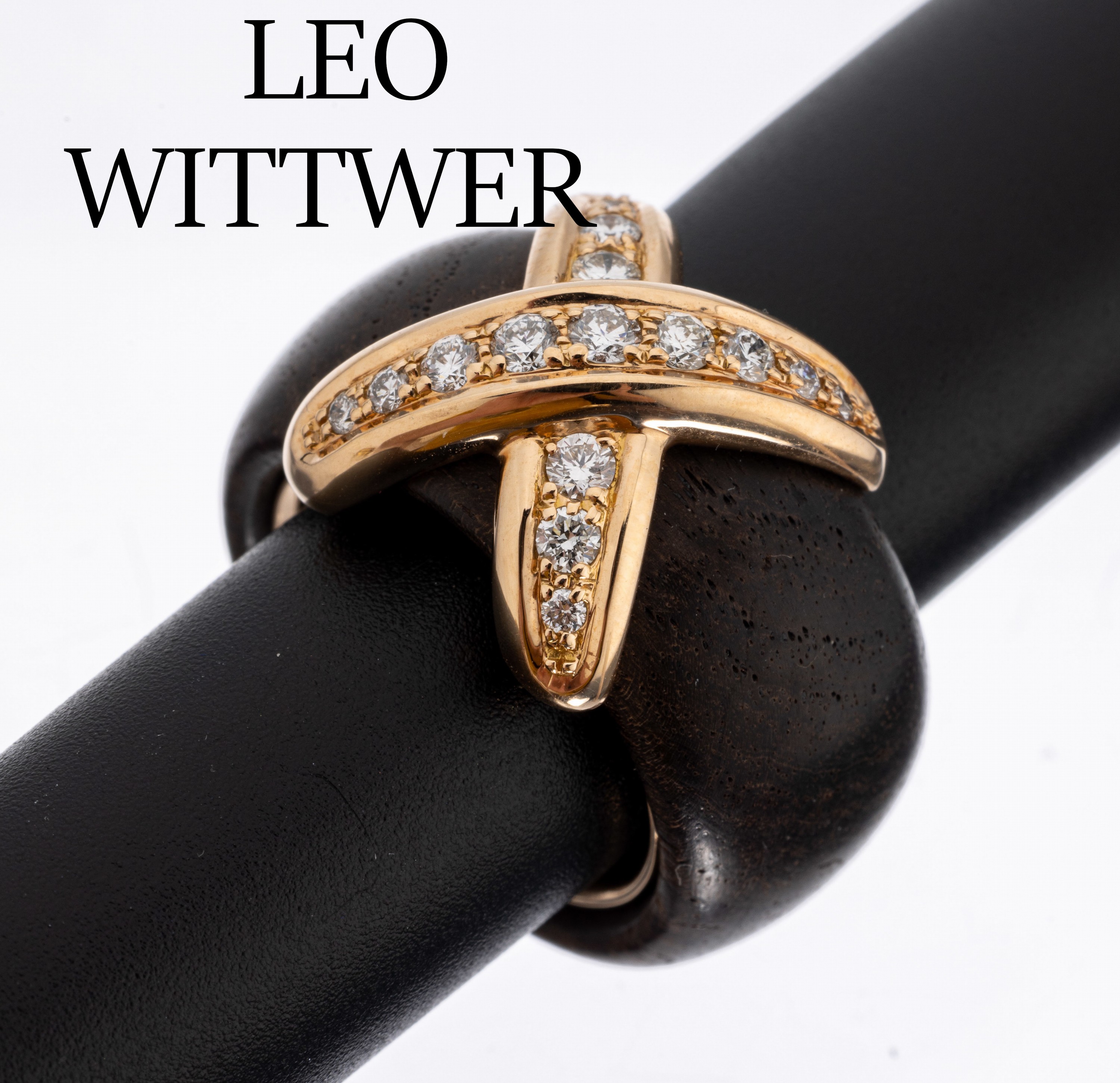 18 kt Gold LEO WITTWER Brillant-Ring, RG 750/000, Ringschiene außen Ebenholz, gekreuztes Element mit 15 Brillanten zus. ca. 0.53 ct feines ...