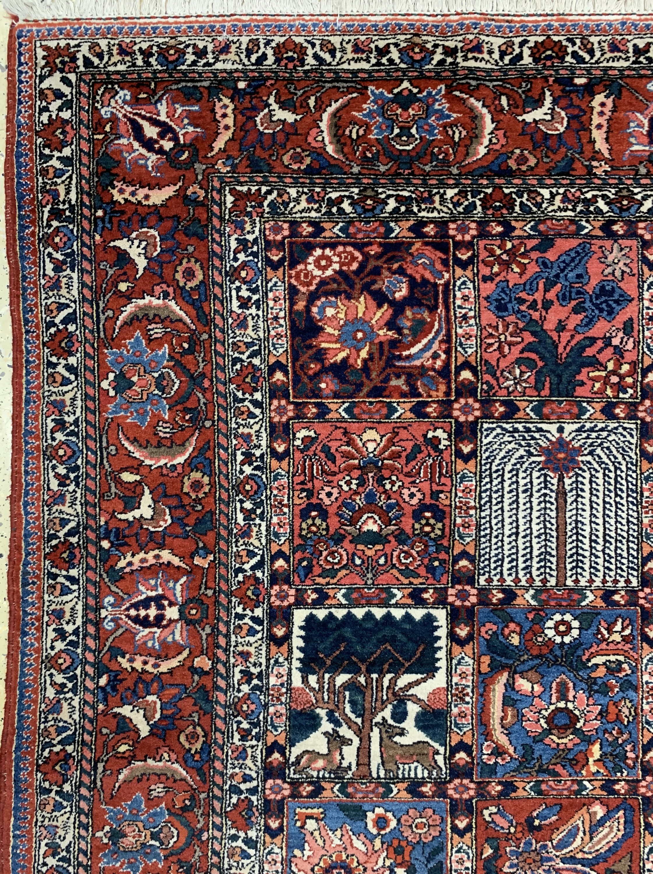 Detail c: Bachtiar alt, Persien, Mitte 20.Jhd, Wolle auf Baumwolle, ca. 305 x 215 cm, EHZ: 2