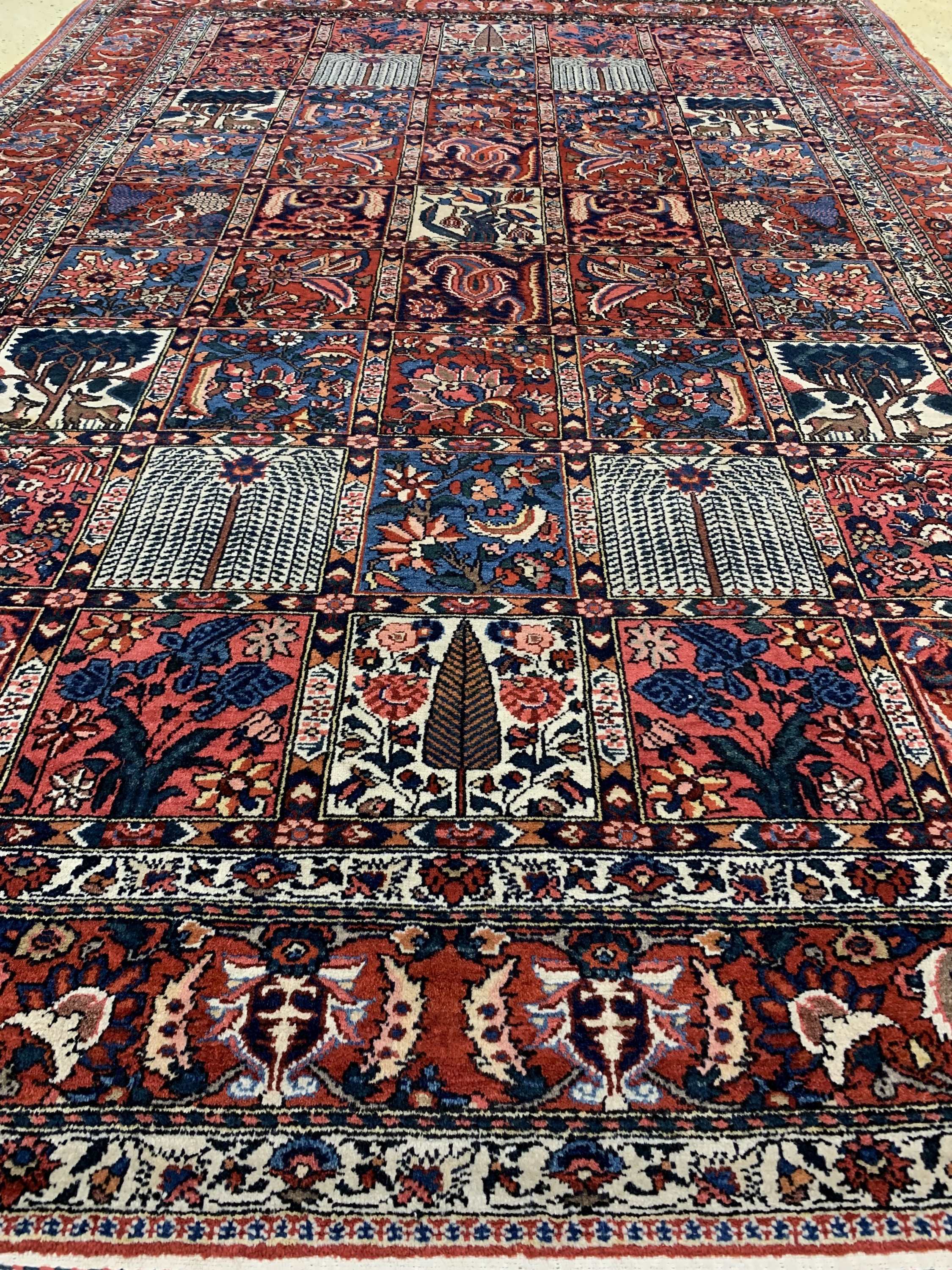 Detail e: Bachtiar alt, Persien, Mitte 20.Jhd, Wolle auf Baumwolle, ca. 305 x 215 cm, EHZ: 2