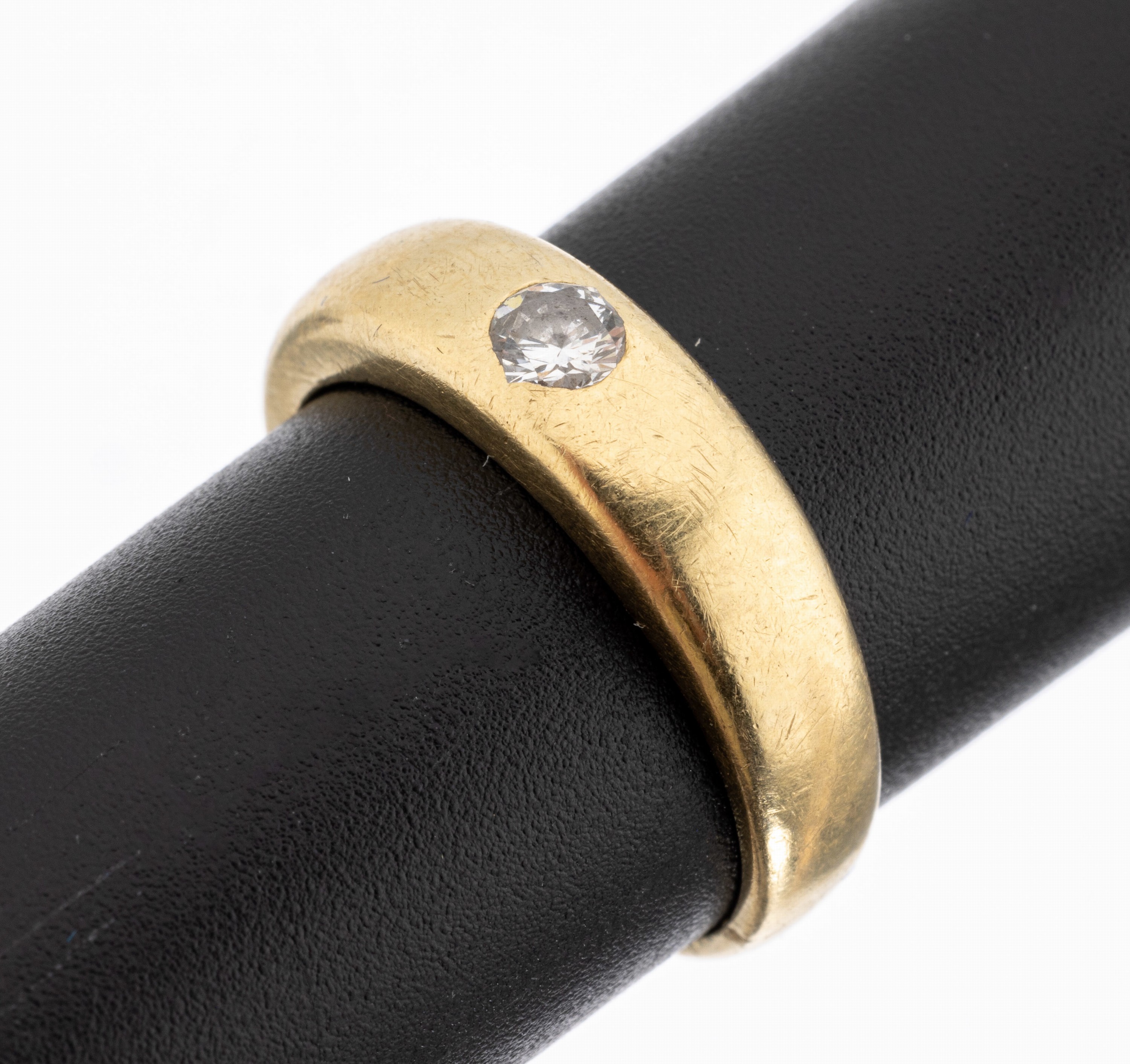 18 kt Gold Brillant-Ring, GG 750/000, schlichte Gestaltung, 1 Brillant ca. 0.16 ct Weiß/vs-si, RW 55, ca. 7.2 g, Tragespuren