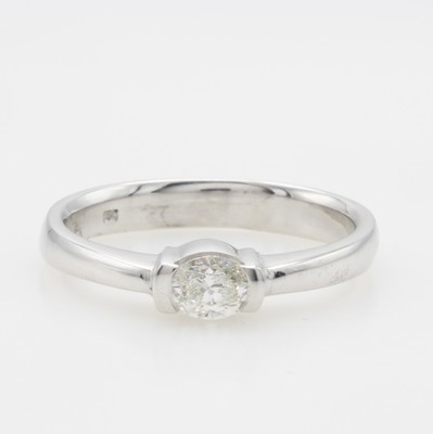 26846533a - Ring mit Diamant, WG 585/000, ovaler Diam. in Halbzarge gef. ca. 0.34 ct feines ...