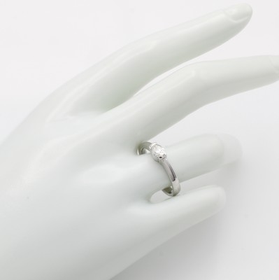 26846533b - Ring mit Diamant, WG 585/000, ovaler Diam. in Halbzarge gef. ca. 0.34 ct feines ...