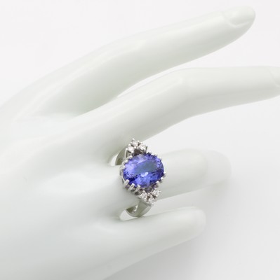 26846630b - Ring mit Tansanit und Brillanten, WG 585/000, ovaler Tansanit ca. 4.98 ct, 6 Brill.zus. ...