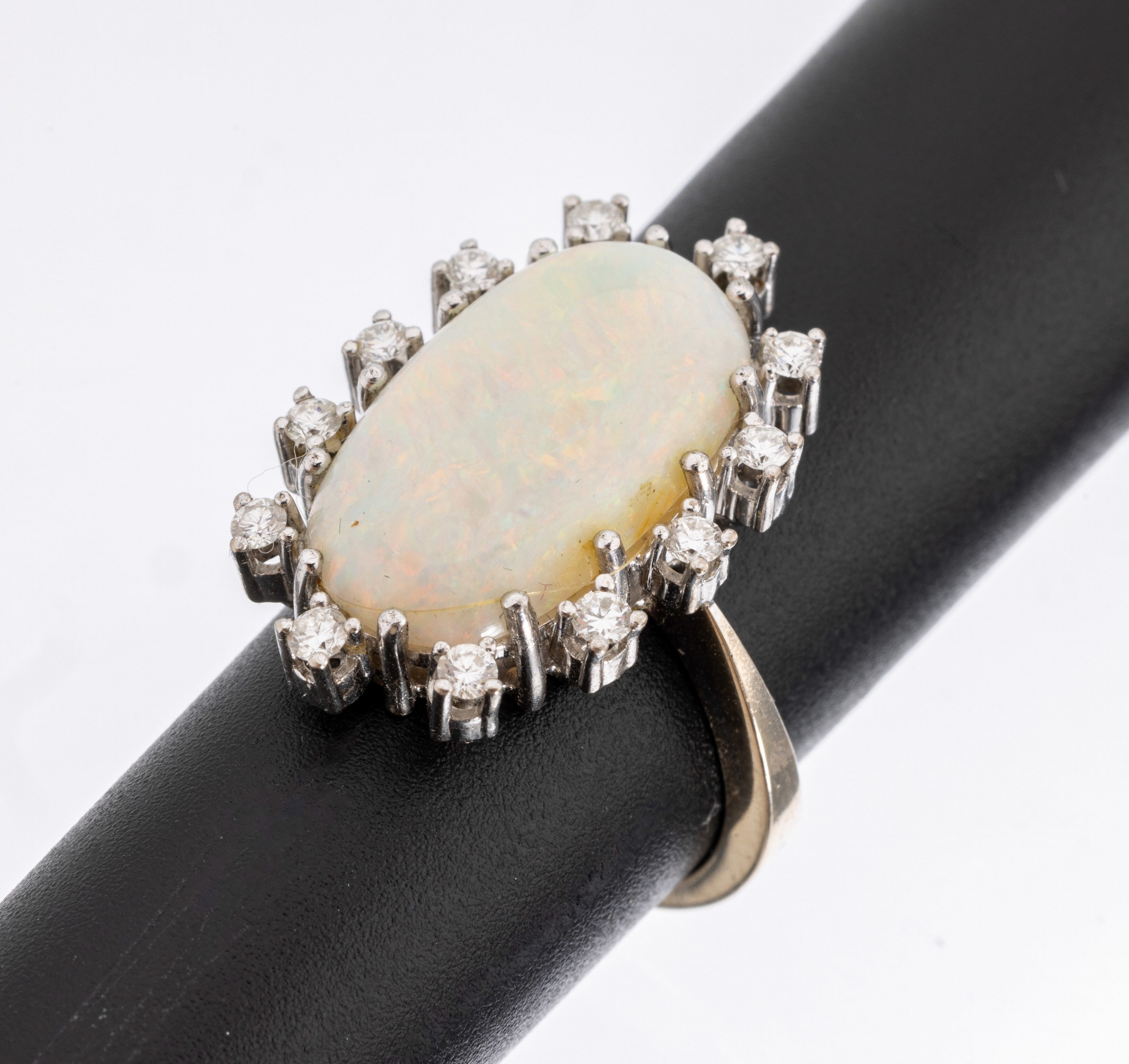 18 kt Gold Opal-Brillant-Ring, WG 750/000, qualitätvolle Verarbeitung, ovaler Opal- Cabochon ca. 6.0 ct, umgeben von 12 Brillanten zus. ca. 0.36 ct ...