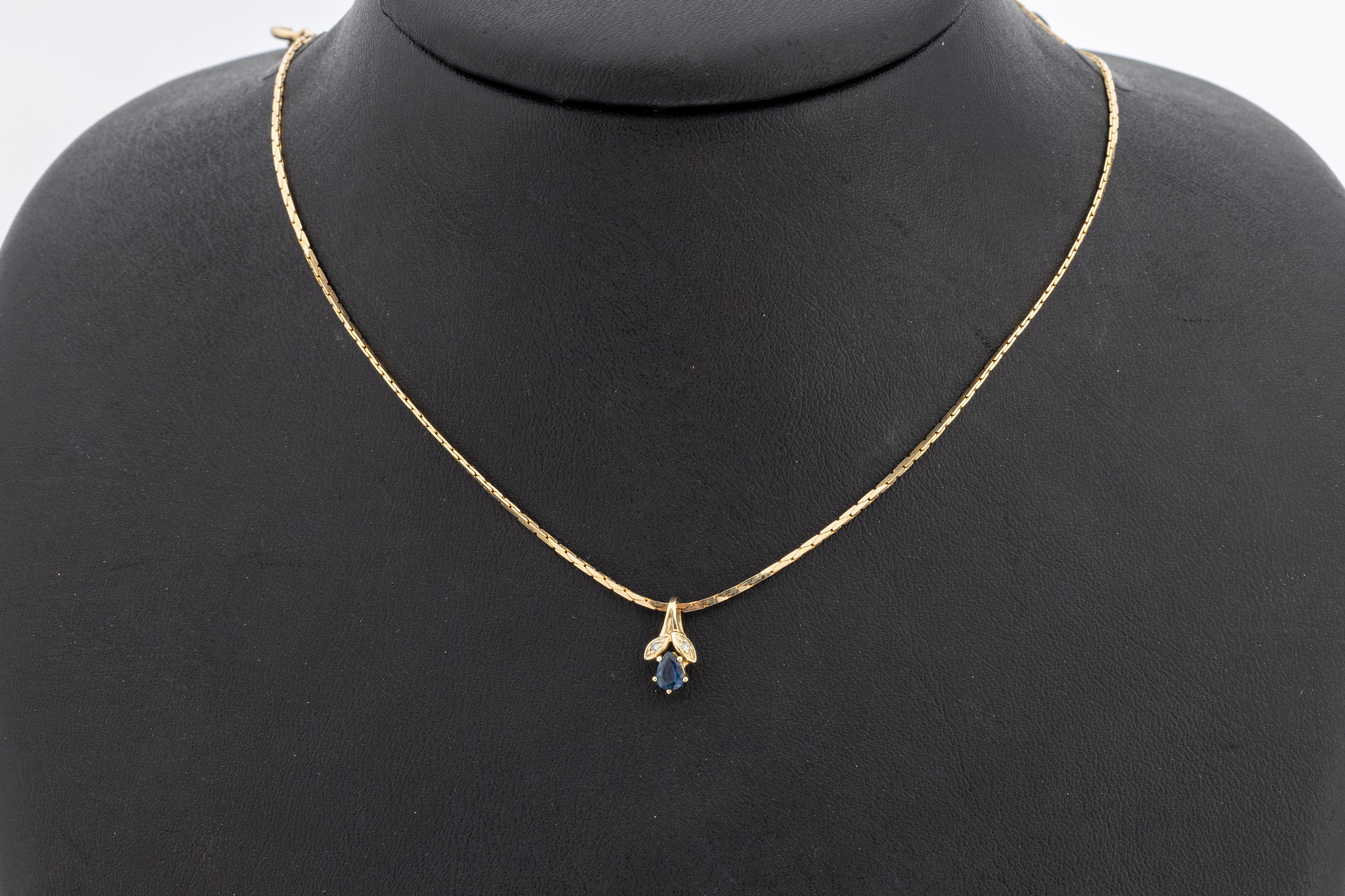 14 kt Gold Saphir-Diamant-Anhänger an Kette, GG 585/000, zierlich, kl. facett. Saphir- Tropfen, 2 kl. 8/8-Diamanten, Kettenl. ca. 43 cm, ...