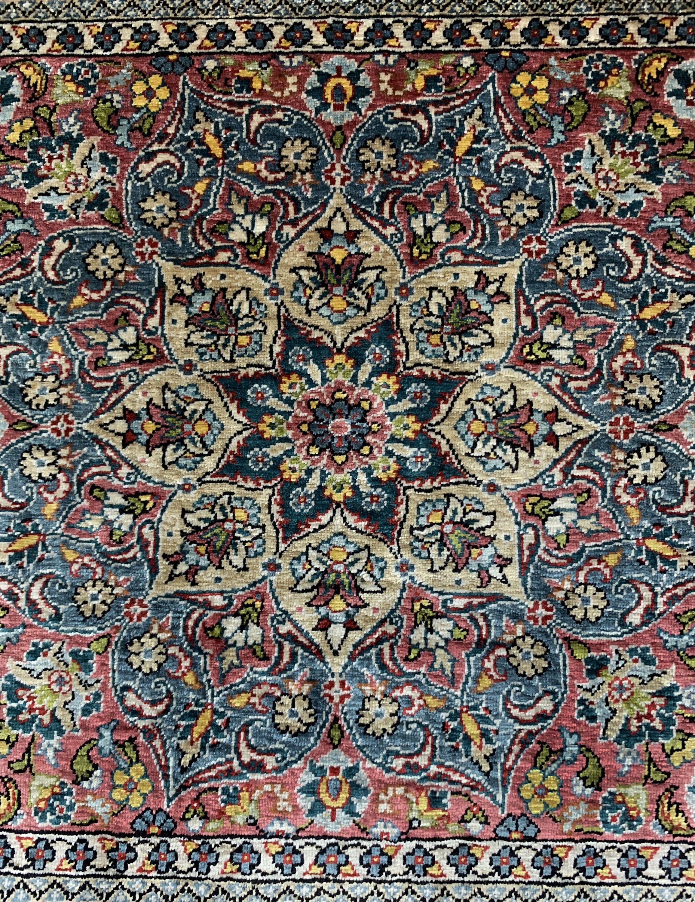 Detail a: Hereke Seide fein signiert, Türkei, Ende 20.Jhd, reine Naturseide, ca. 42 x 40 cm, ca. 1,4 Mio. Kn/qm, EHZ: 1, gerahmt(ca. 63 x 57 cm)