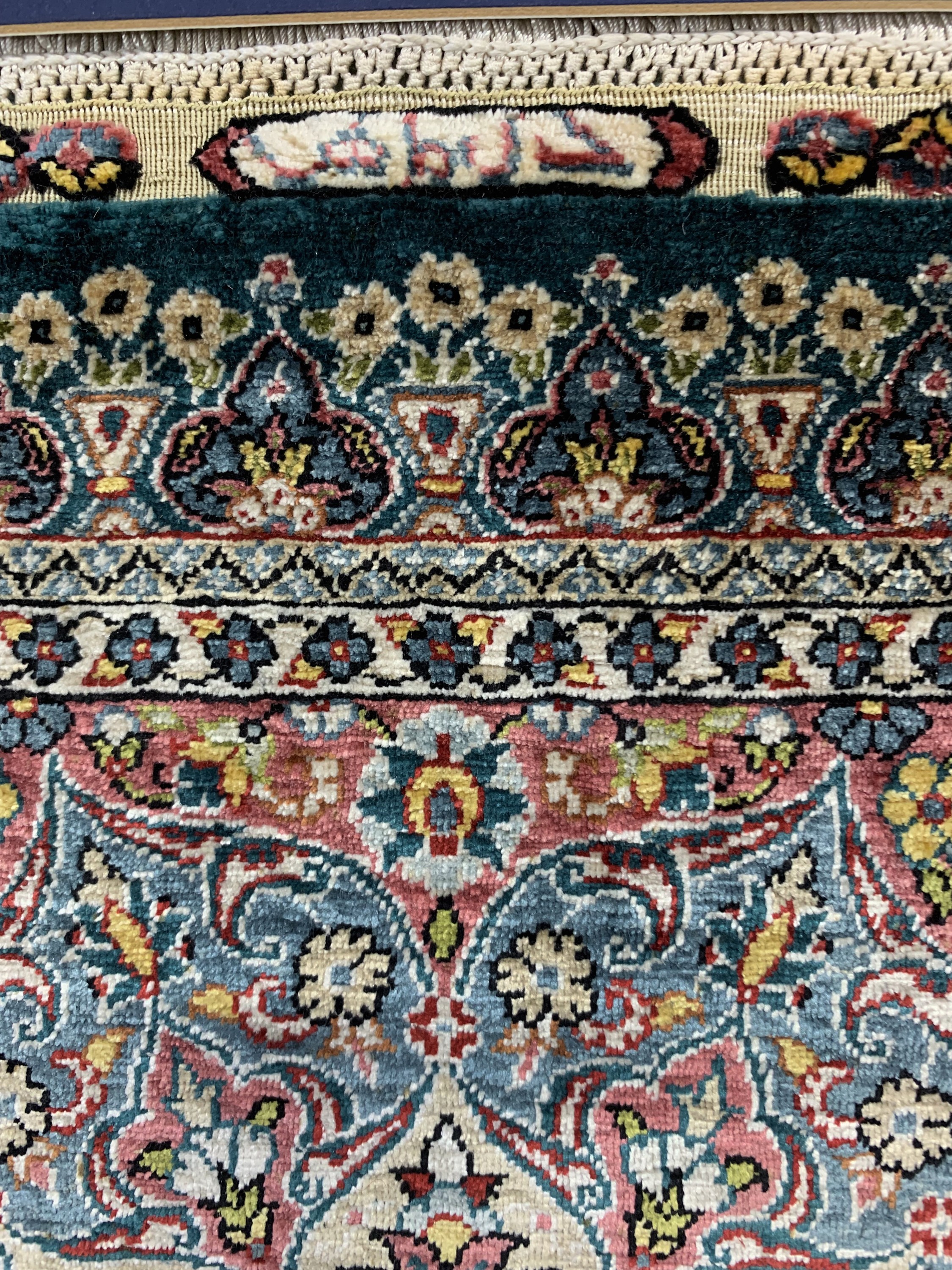 Detail b: Hereke Seide fein signiert, Türkei, Ende 20.Jhd, reine Naturseide, ca. 42 x 40 cm, ca. 1,4 Mio. Kn/qm, EHZ: 1, gerahmt(ca. 63 x 57 cm)