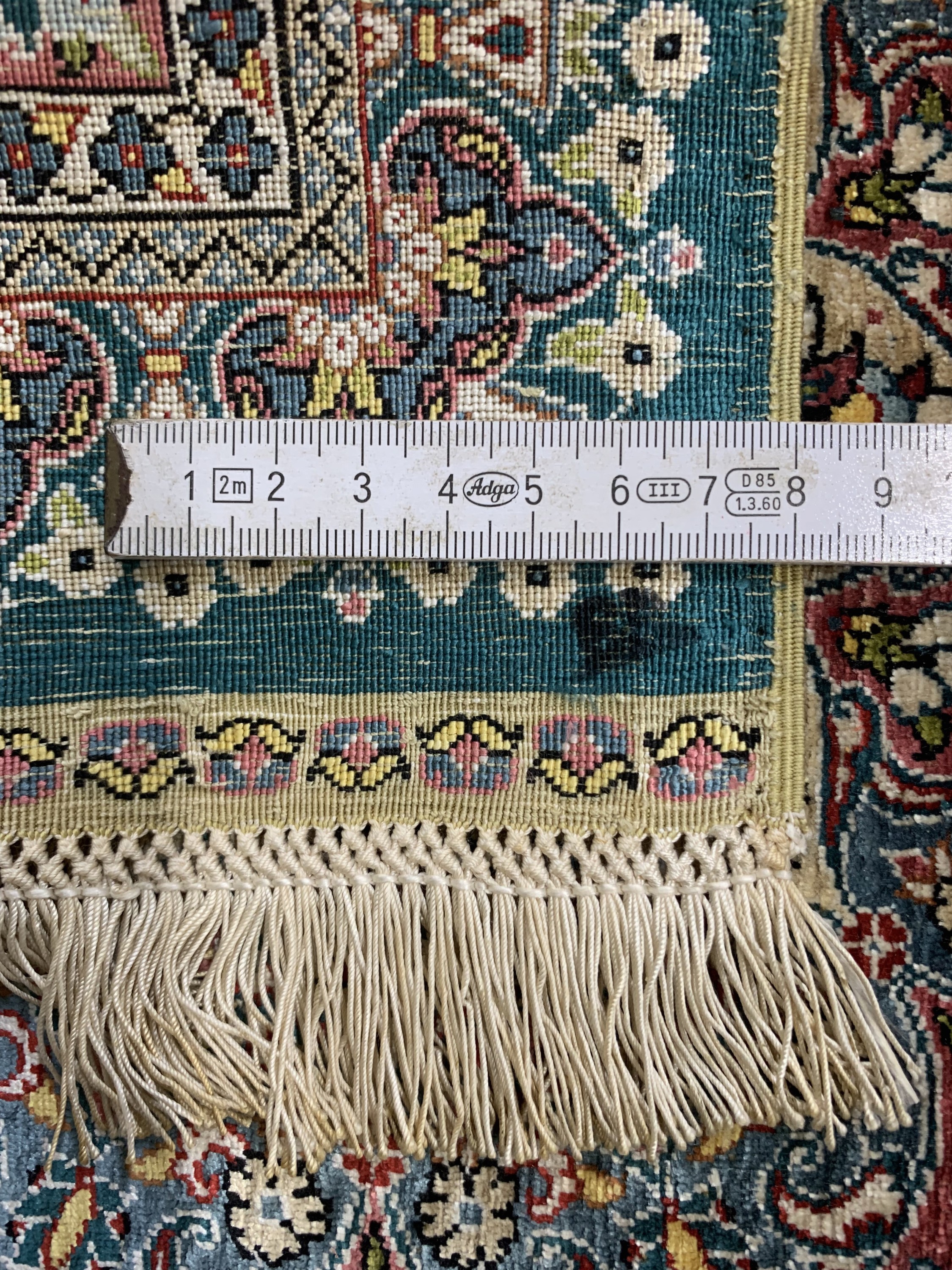 Detail c: Hereke Seide fein signiert, Türkei, Ende 20.Jhd, reine Naturseide, ca. 42 x 40 cm, ca. 1,4 Mio. Kn/qm, EHZ: 1, gerahmt(ca. 63 x 57 cm)