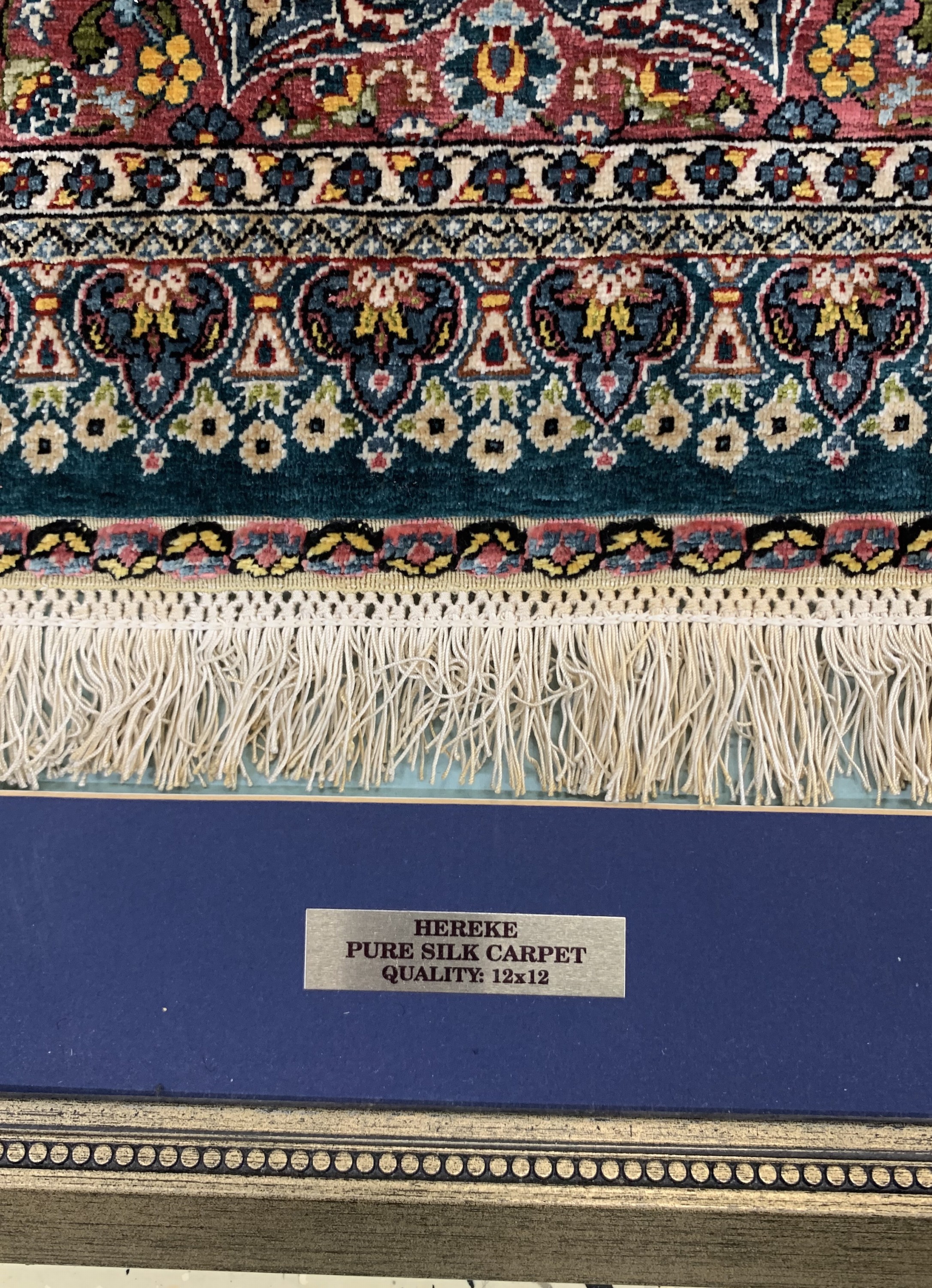 Detail d: Hereke Seide fein signiert, Türkei, Ende 20.Jhd, reine Naturseide, ca. 42 x 40 cm, ca. 1,4 Mio. Kn/qm, EHZ: 1, gerahmt(ca. 63 x 57 cm)
