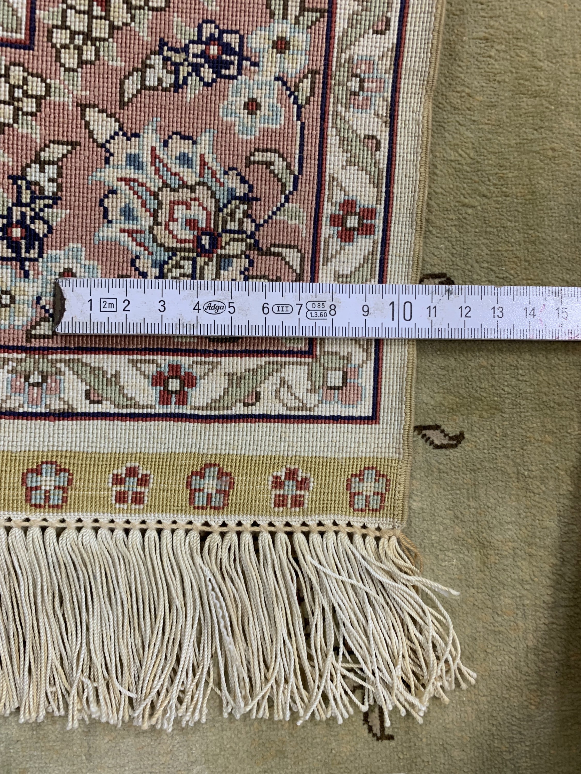 Detail e: Hereke Seide fein, China, Ende 20.Jhd, reine Naturseide, ca. 125 x 79 cm, EHZ: 1-2