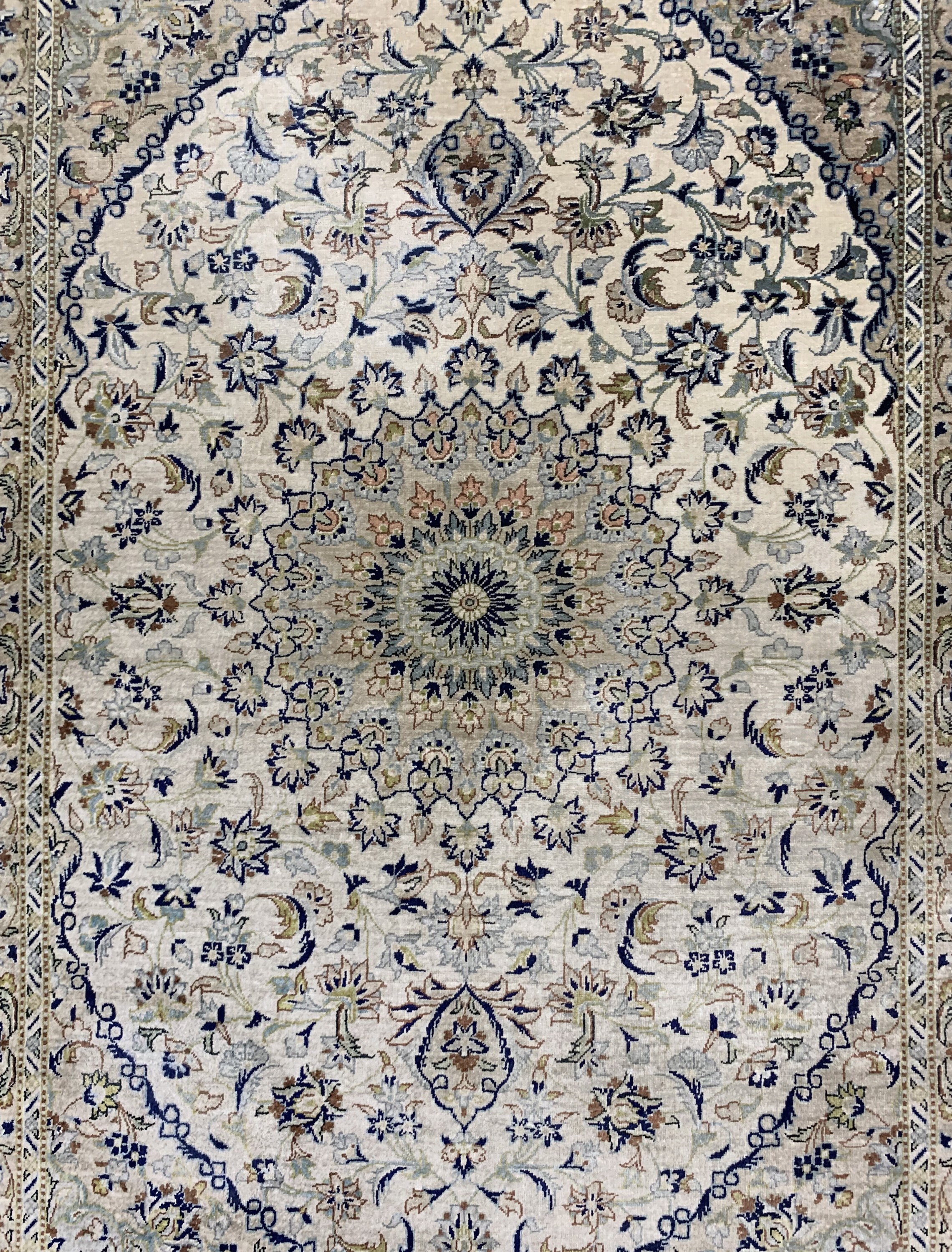 Detail a: Keschan Seide fein, Persien, Ende 20.Jhd, reine Naturseide, ca. 120 x 80 cm, ca. 1,0 Mio. Kn/qm, EHZ: 1-2