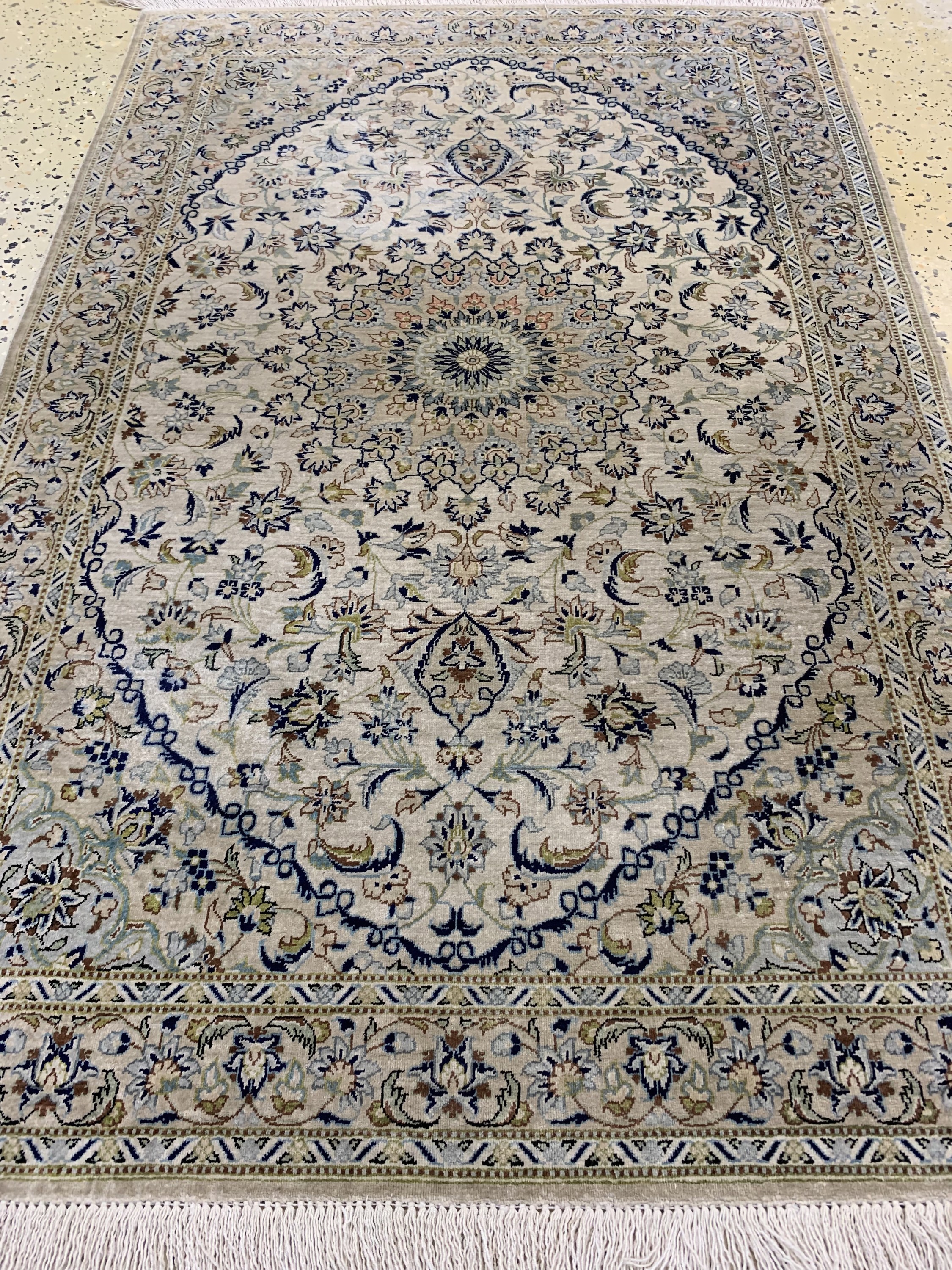 Detail b: Keschan Seide fein, Persien, Ende 20.Jhd, reine Naturseide, ca. 120 x 80 cm, ca. 1,0 Mio. Kn/qm, EHZ: 1-2