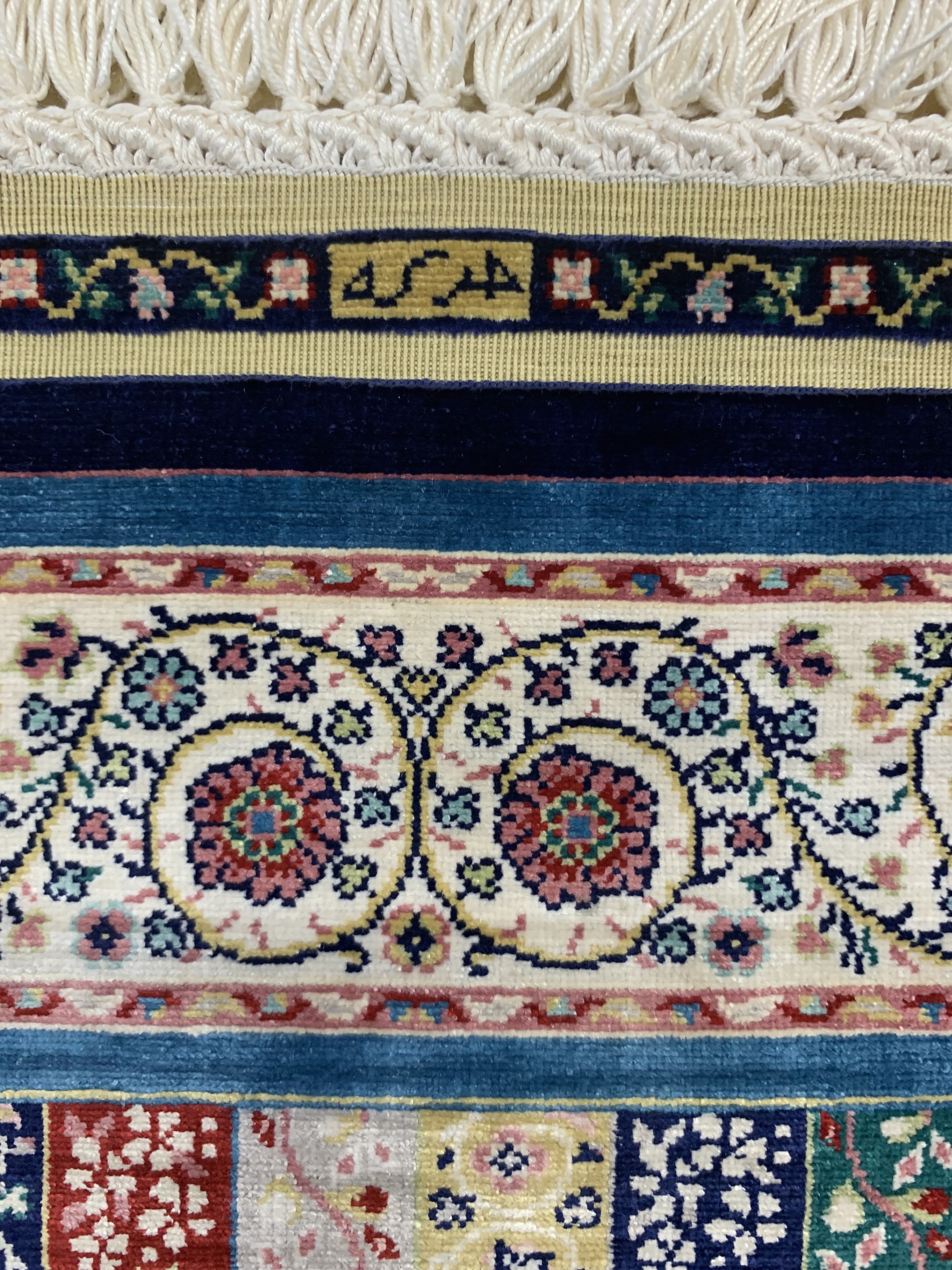 Detail b: Hereke Seide fein signiert, Türkei, Ende 20.Jhd, reine Naturseide, ca. 41 x 31 cm, ca. 1,4 Mio. Kn/qm, EHZ: 1