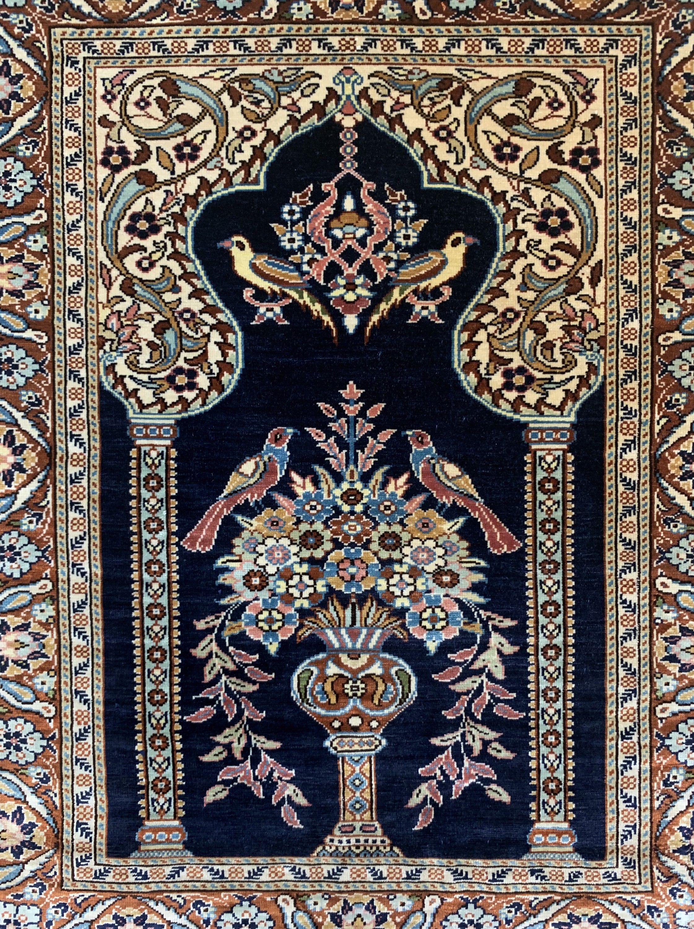 Detail a: Hereke Seide fein, Türkei, Ende 20.Jhd, reine Naturseide, ca. 48 x 39 cm, ca. 1,0 Mio.Kn/qm, EHZ: 1