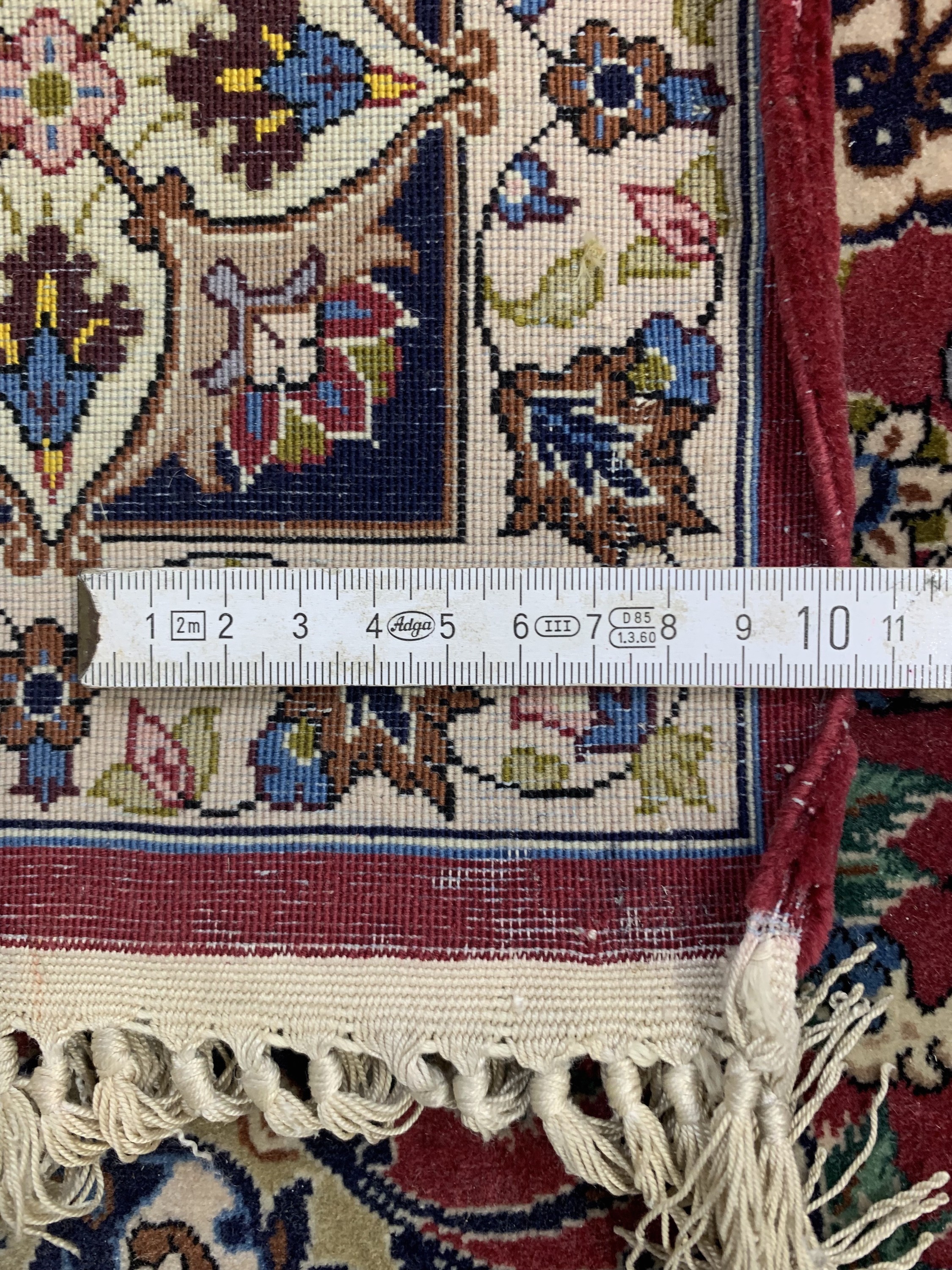 Detail f: Esfahan fein, Persien, Mitte 20.Jhd, Korkwolle auf Seide, ca. 175 x 114 cm, ca. 1,0Mio. Kn/qm, minimale Mottenfraß, EHZ: 2