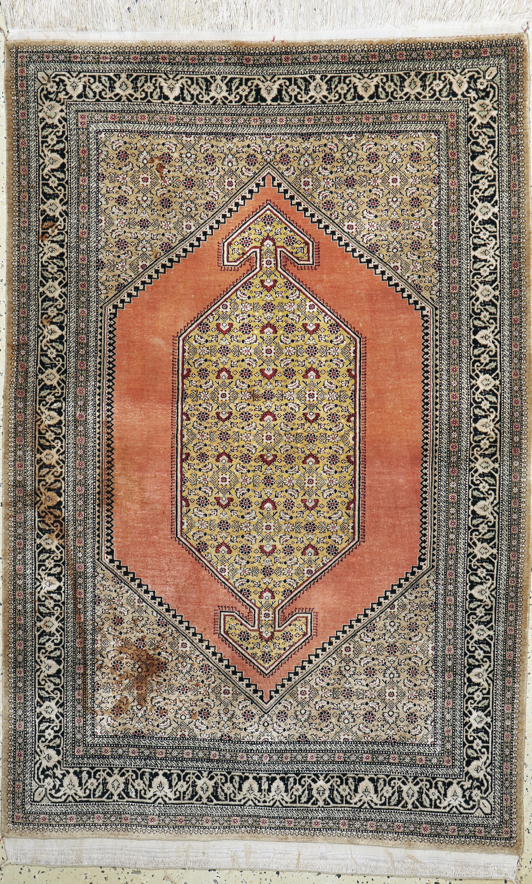 Ghom Seide, Persien, Mitte 20.Jhd, reine Naturseide, ca. 165 x 110 cm, EHZ: 2-3(Fleckig)