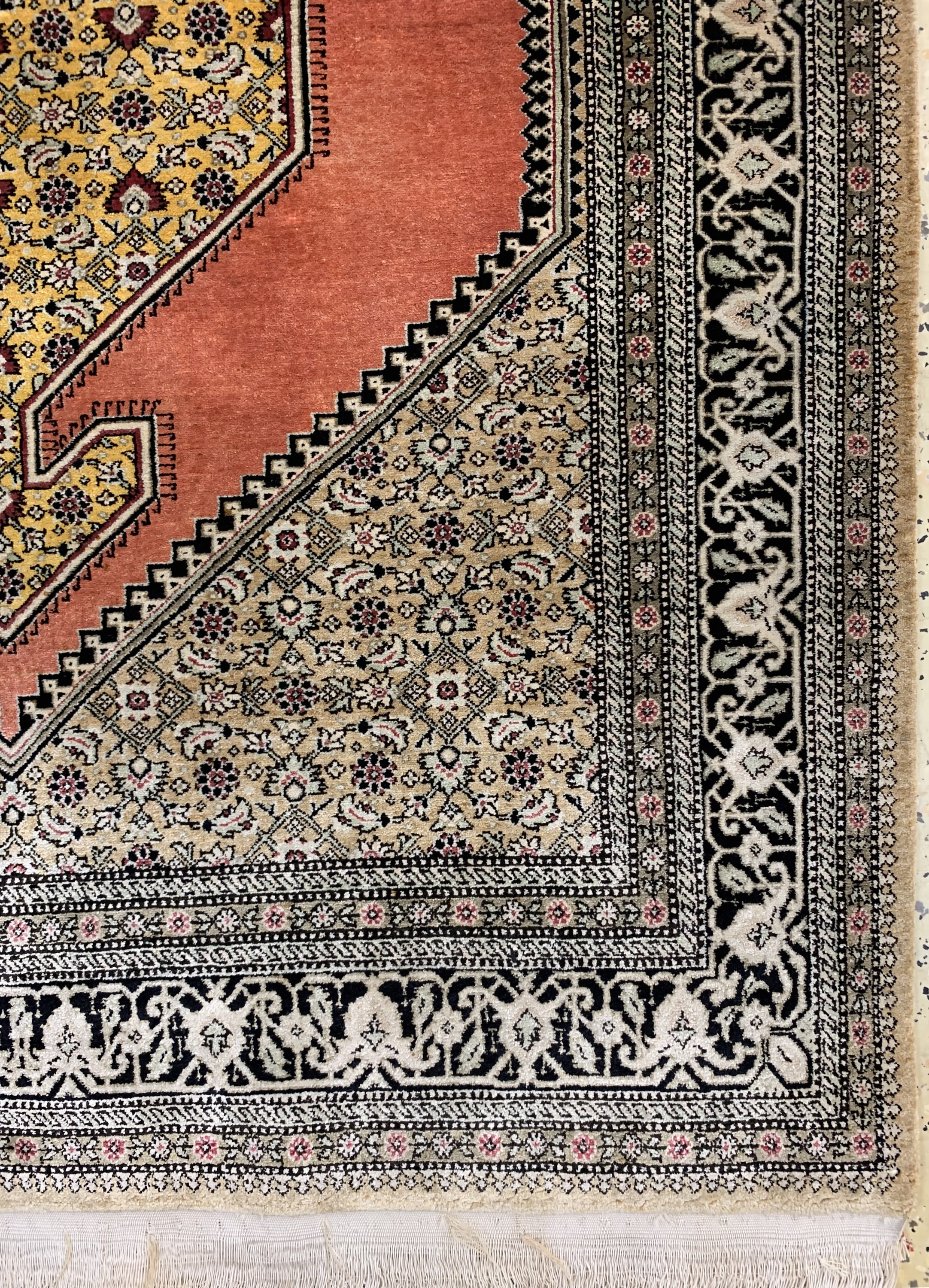 Detail a: Ghom Seide, Persien, Mitte 20.Jhd, reine Naturseide, ca. 165 x 110 cm, EHZ: 2-3(Fleckig)