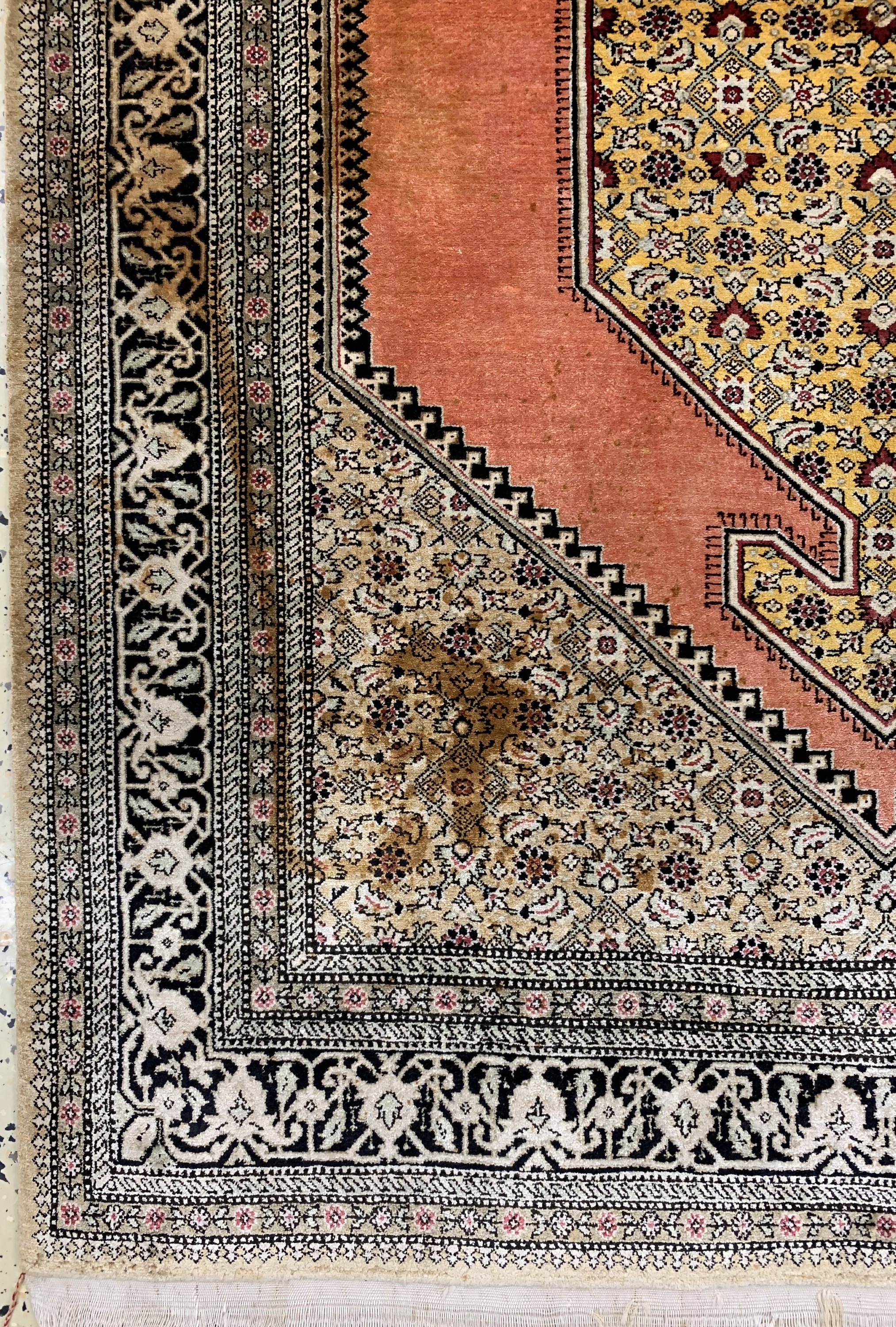 Detail b: Ghom Seide, Persien, Mitte 20.Jhd, reine Naturseide, ca. 165 x 110 cm, EHZ: 2-3(Fleckig)
