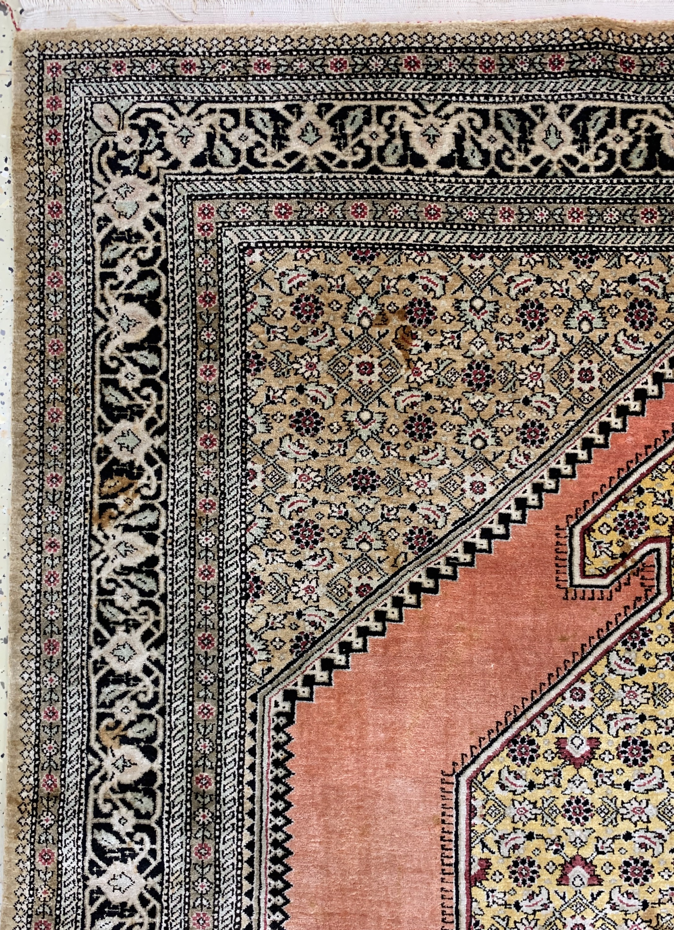 Detail c: Ghom Seide, Persien, Mitte 20.Jhd, reine Naturseide, ca. 165 x 110 cm, EHZ: 2-3(Fleckig)
