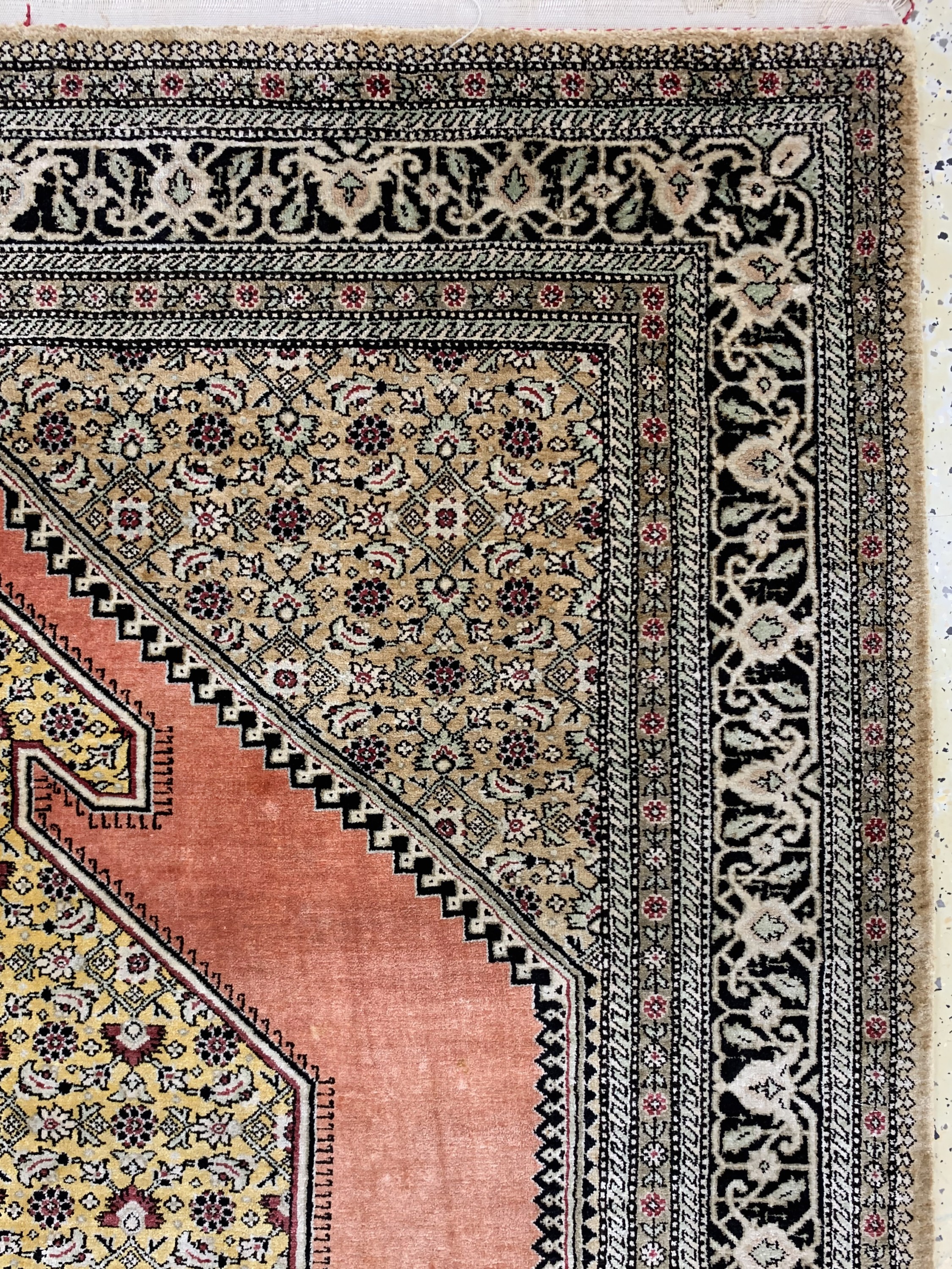 Detail d: Ghom Seide, Persien, Mitte 20.Jhd, reine Naturseide, ca. 165 x 110 cm, EHZ: 2-3(Fleckig)
