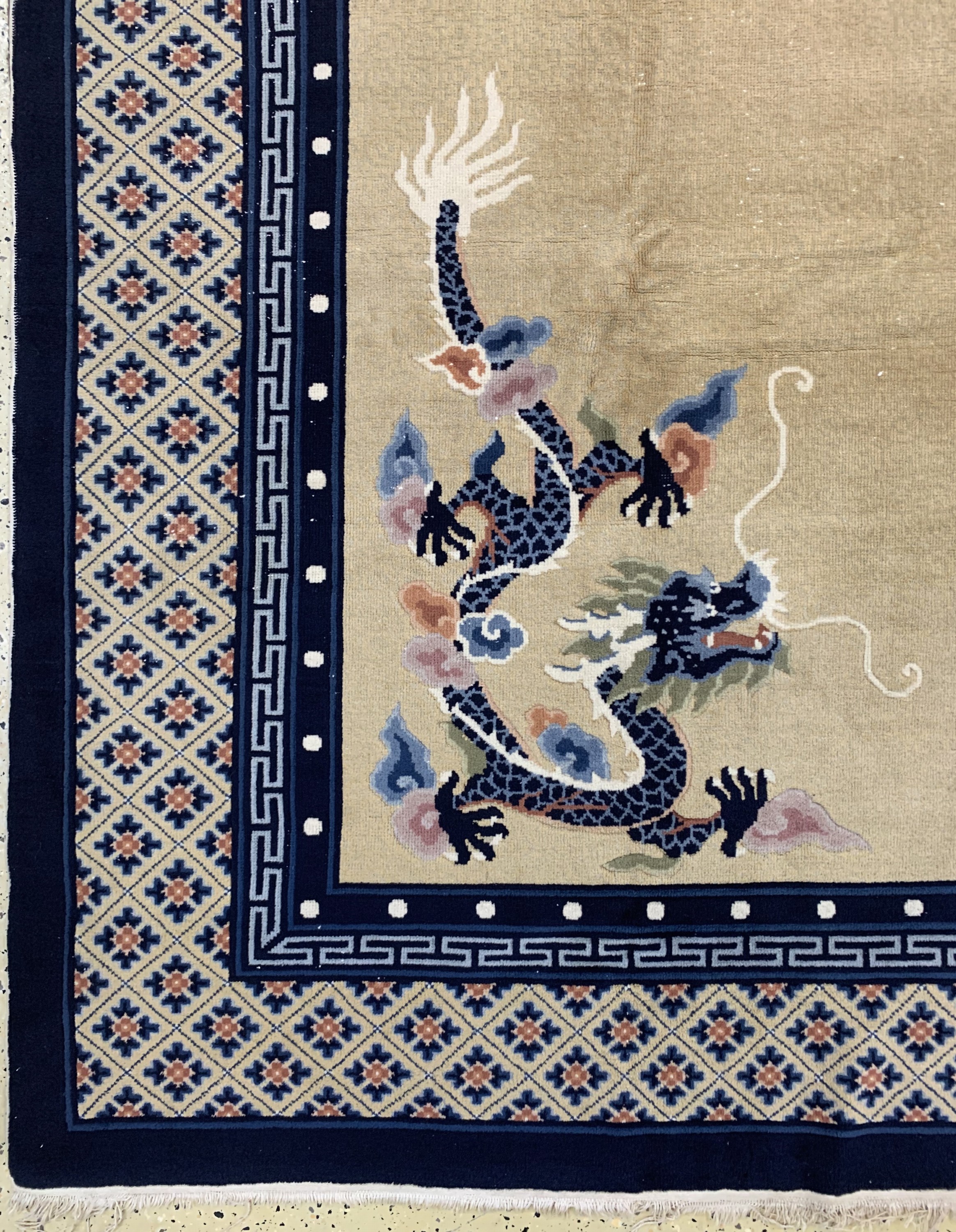 Detail b: "Drachen-Teppich"Peking, China, Anfang 20.Jhd, Wolle auf Baumwolle, ca. 370 x 280 cm,EHZ: 2-3