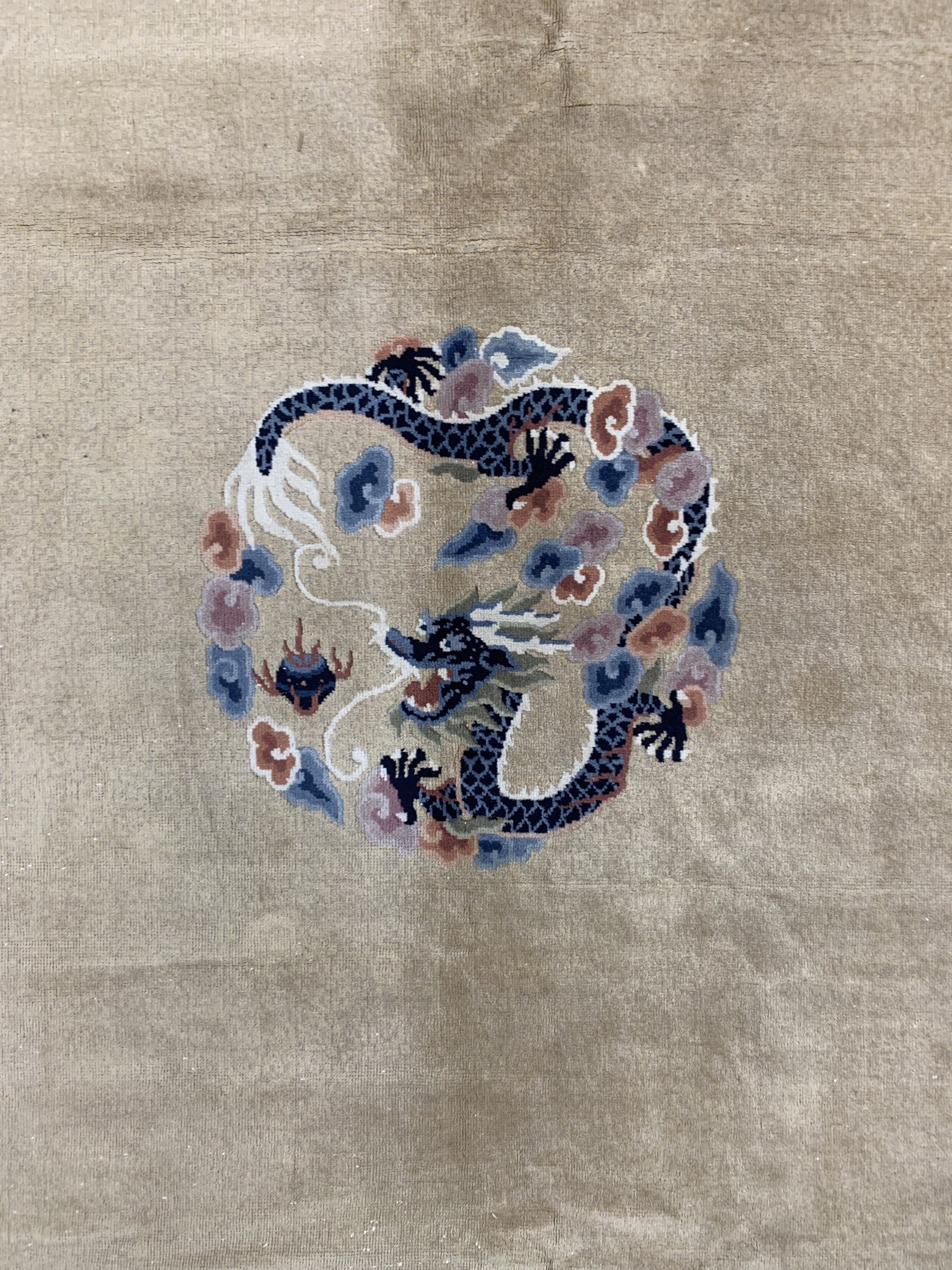 Detail c: "Drachen-Teppich"Peking, China, Anfang 20.Jhd, Wolle auf Baumwolle, ca. 370 x 280 cm,EHZ: 2-3