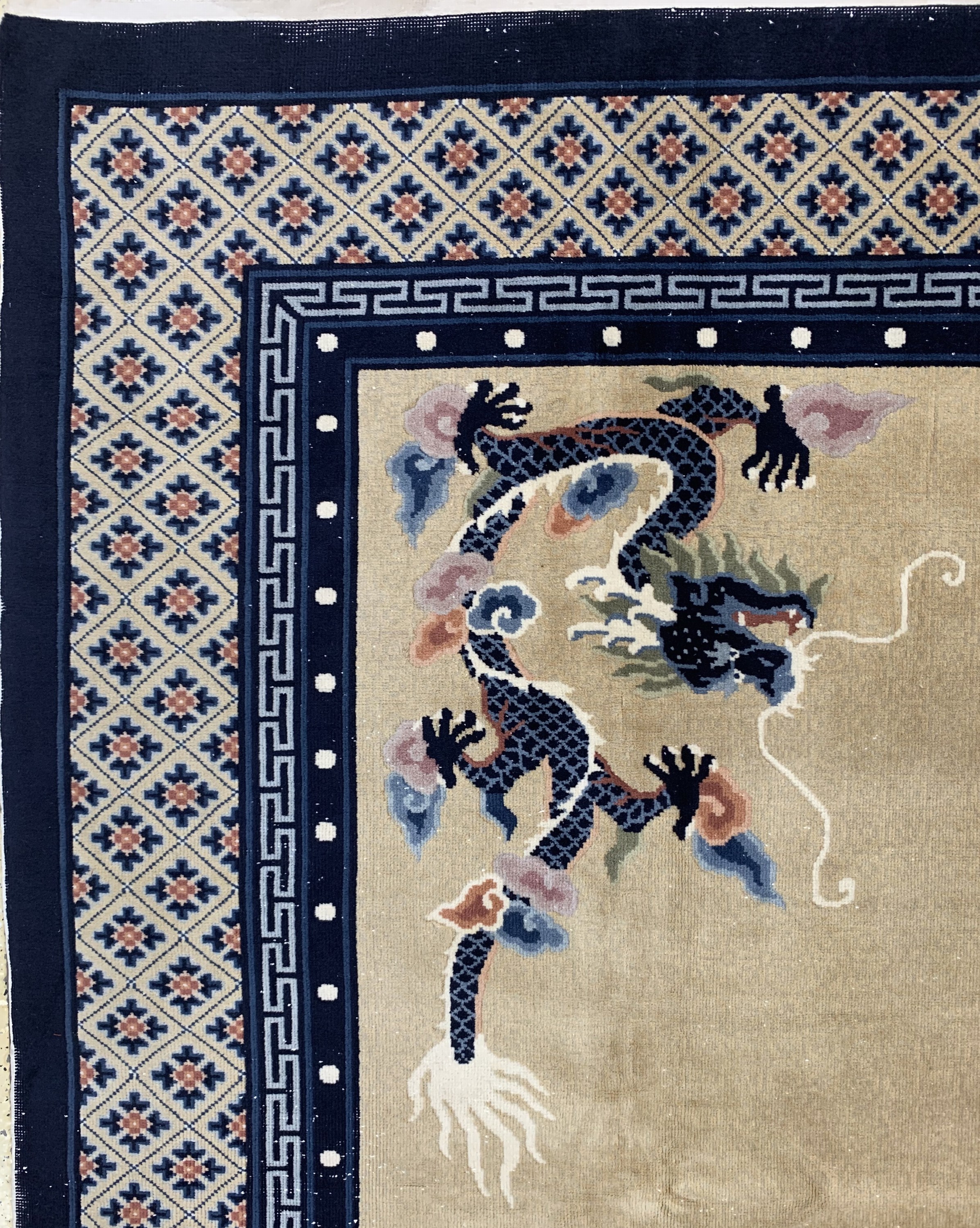 Detail d: "Drachen-Teppich"Peking, China, Anfang 20.Jhd, Wolle auf Baumwolle, ca. 370 x 280 cm,EHZ: 2-3