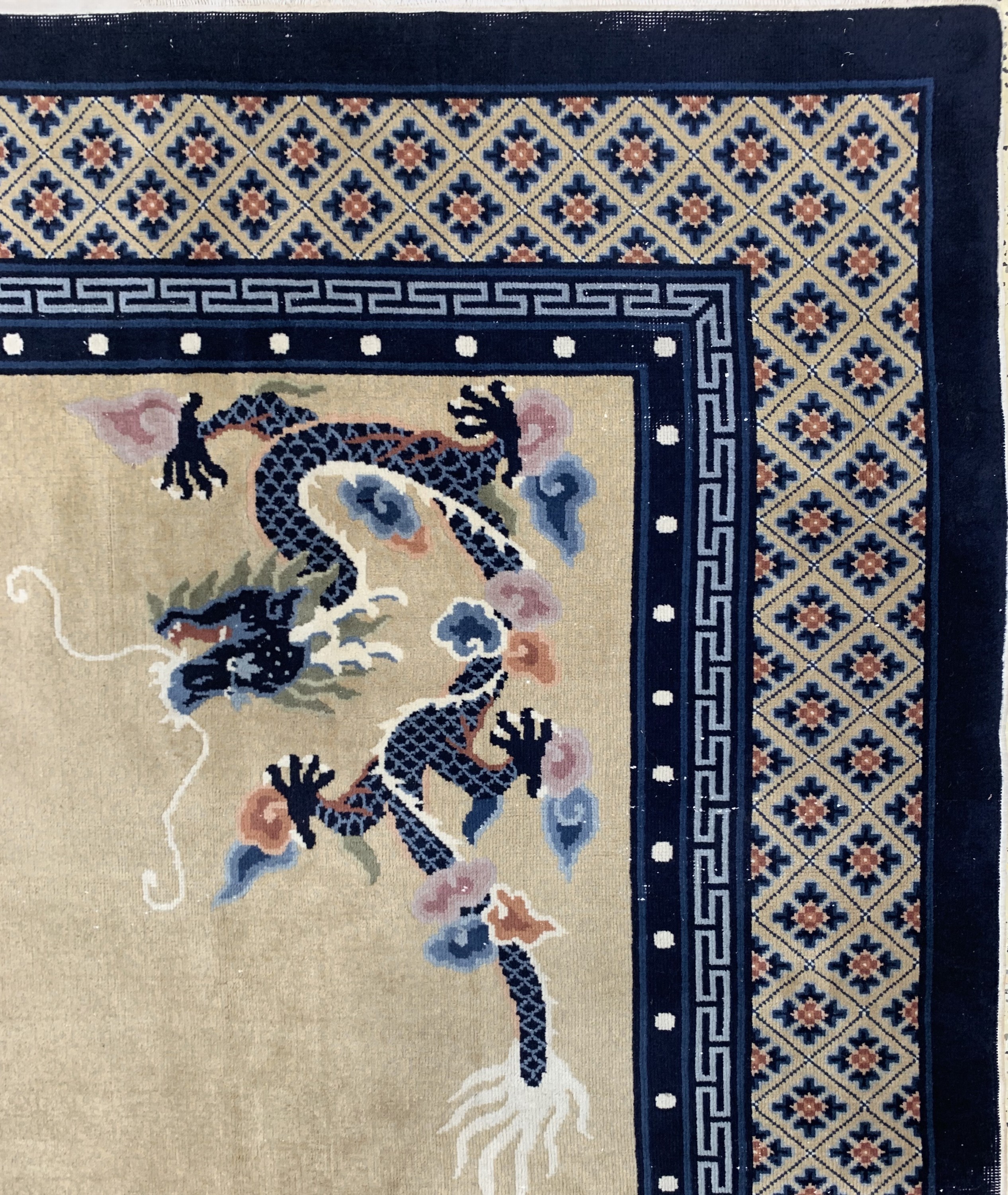 Detail e: "Drachen-Teppich"Peking, China, Anfang 20.Jhd, Wolle auf Baumwolle, ca. 370 x 280 cm,EHZ: 2-3