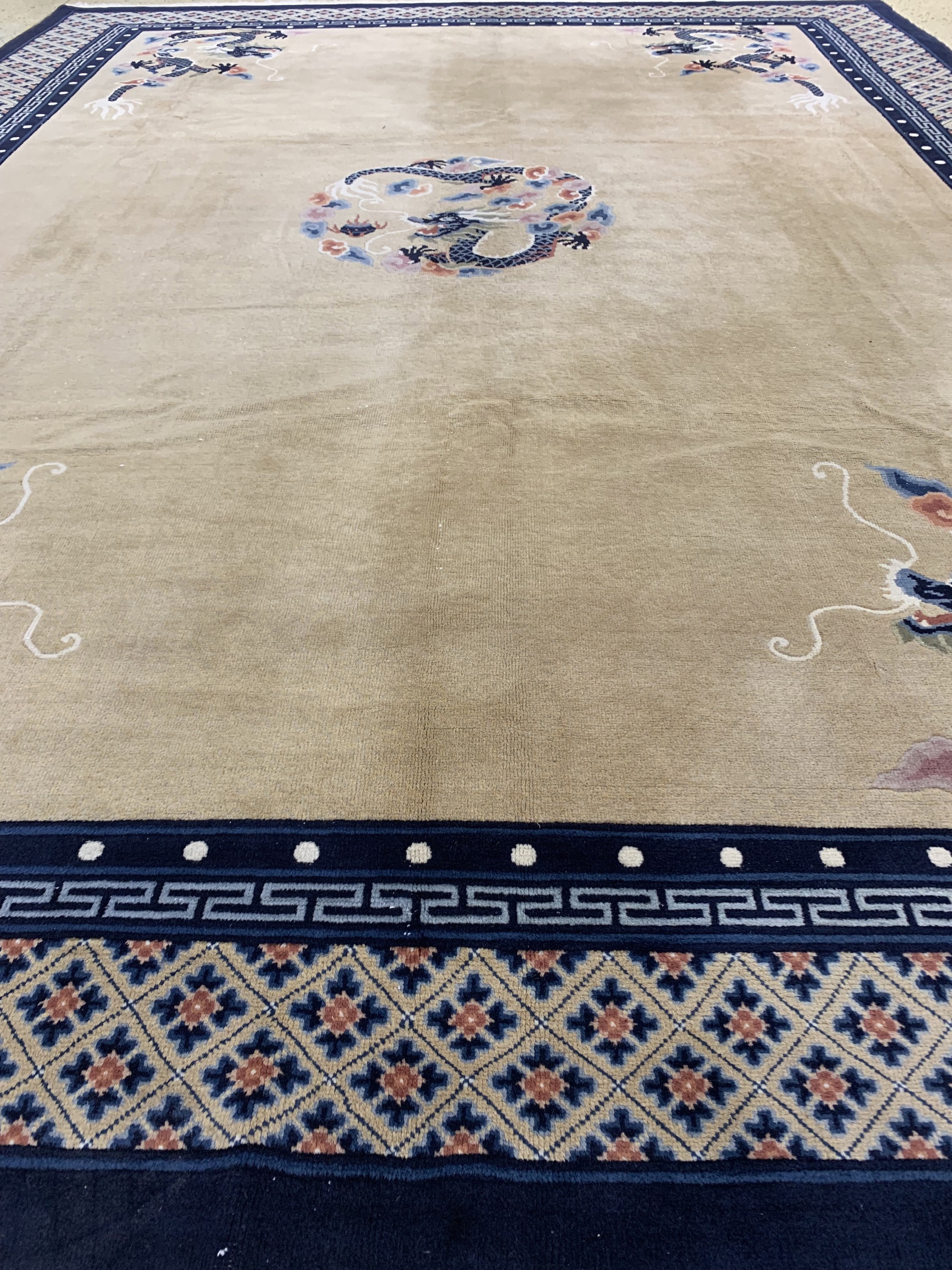 Detail f: "Drachen-Teppich"Peking, China, Anfang 20.Jhd, Wolle auf Baumwolle, ca. 370 x 280 cm,EHZ: 2-3