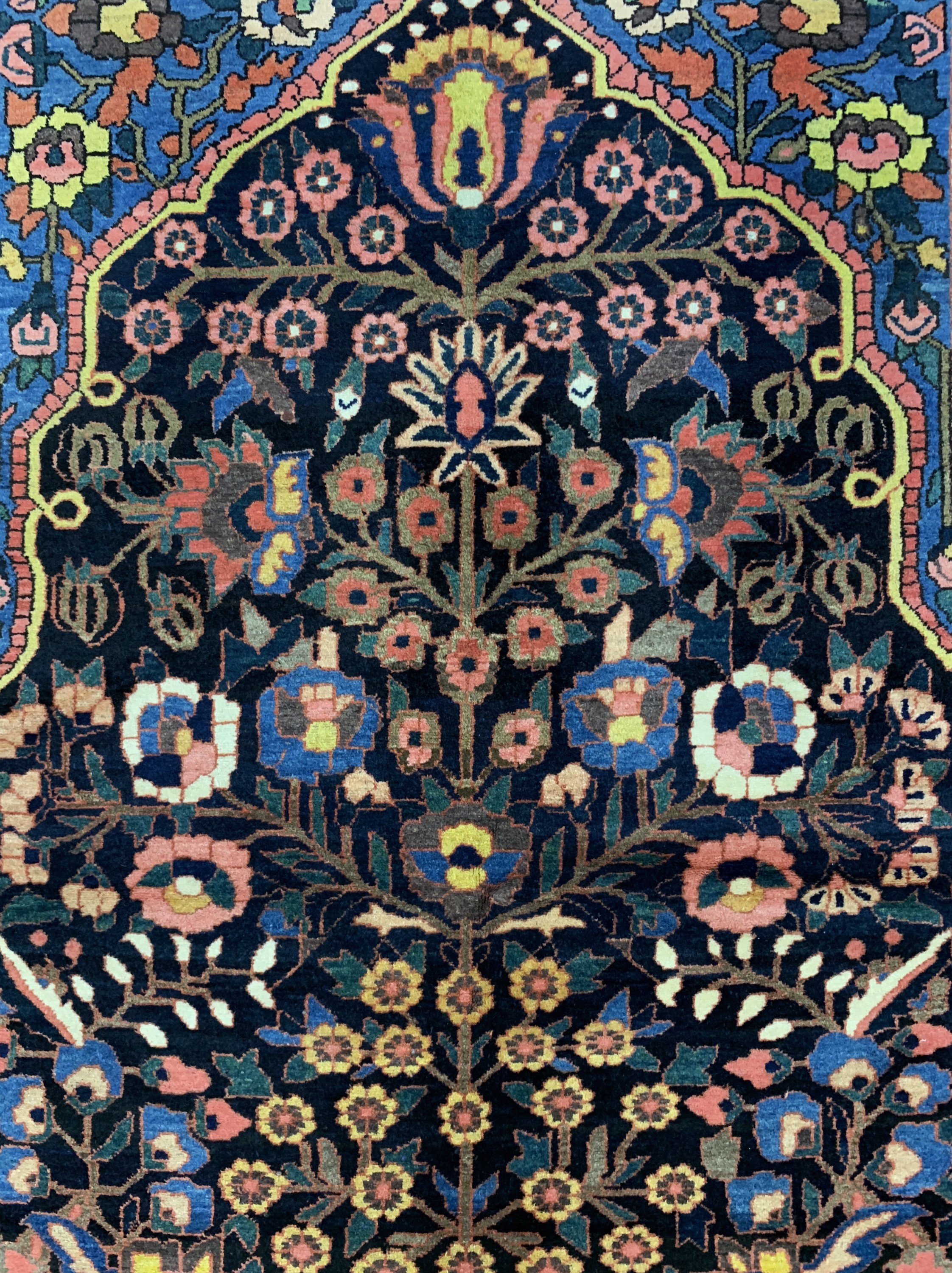 Detail c: Bachtiar fein, Persien, Mitte 20.Jhd, Wolleauf Baumwolle, ca. 252 x 150 cm, EHZ: 1-2, (fachkundig gereinigt)