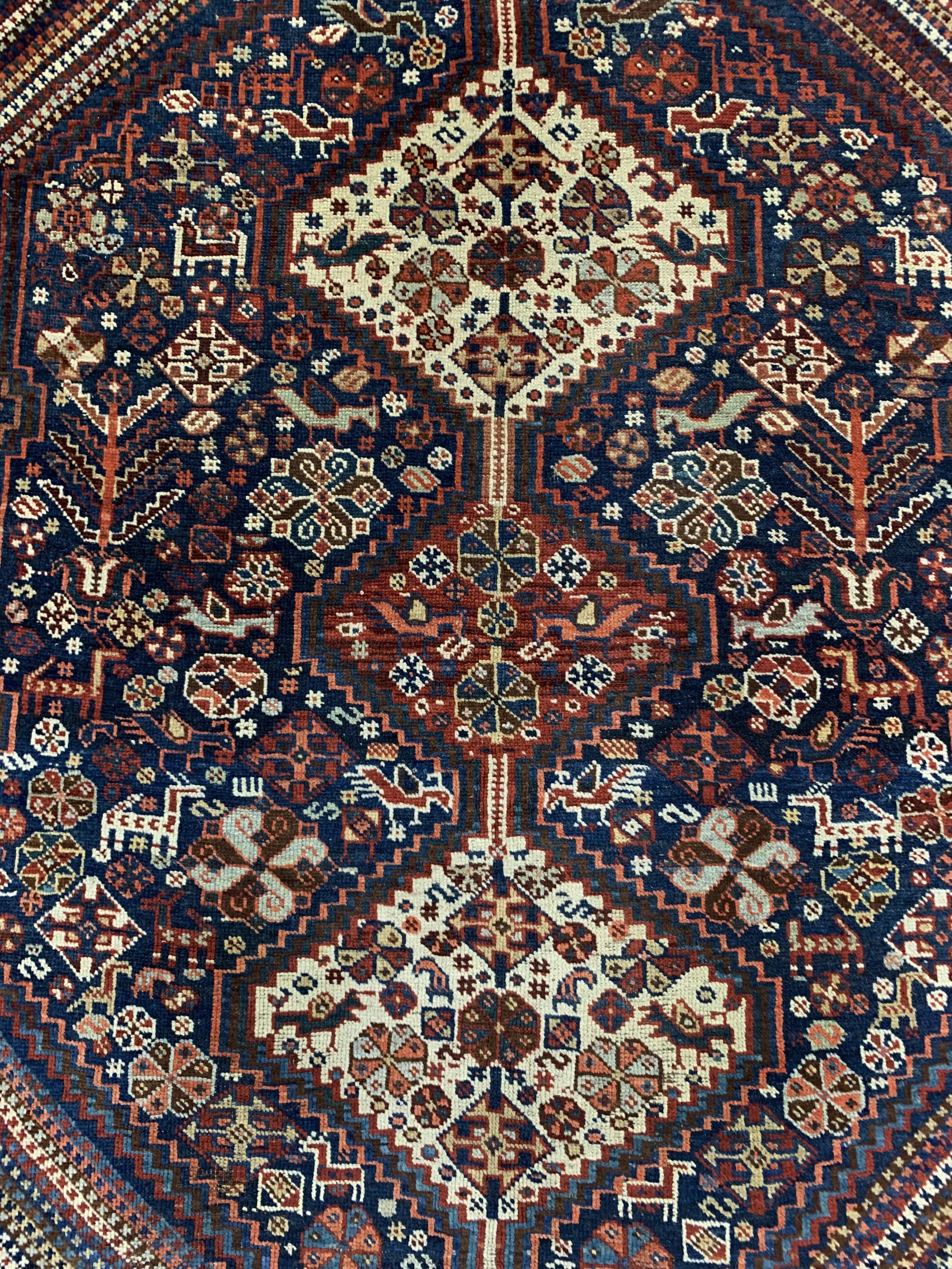 Detail c: Khamseh antik, Persien, 19.Jhd, Wolle auf Wolle, ca. 175 x 150 cm, EHZ: 3